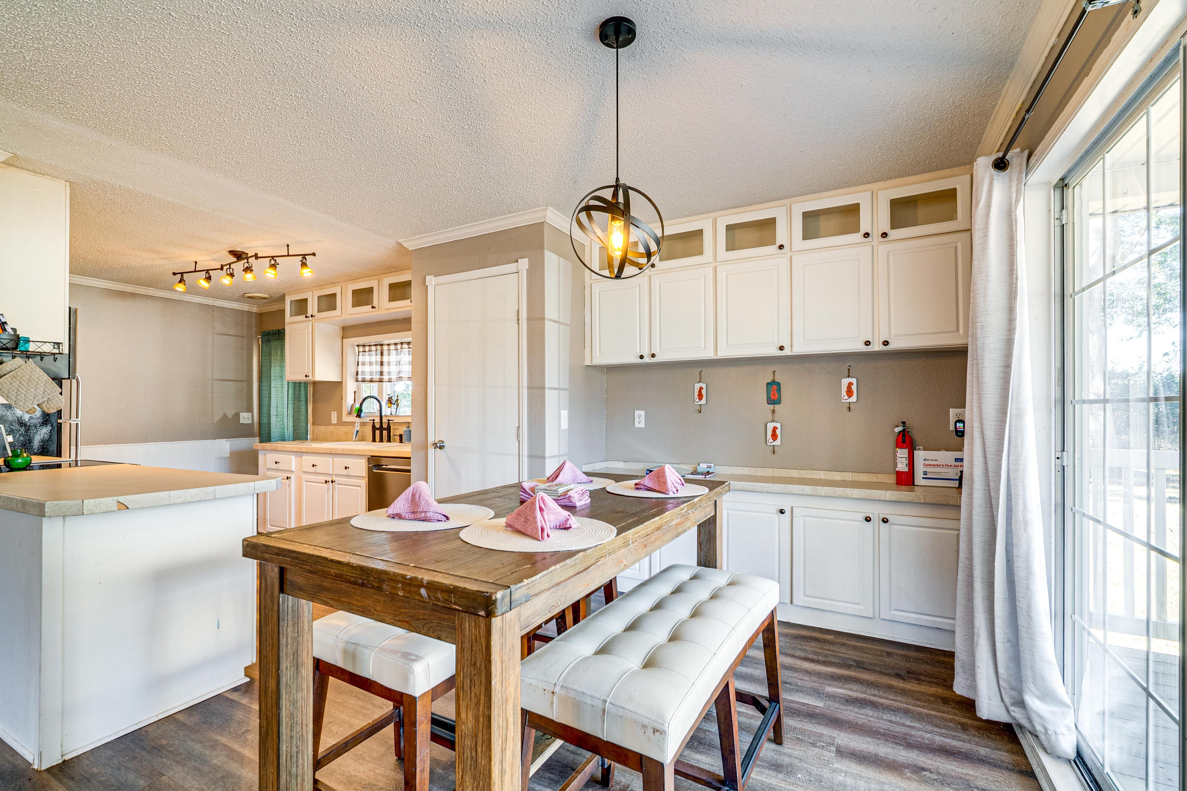 Dining Table | Dishware/Flatware