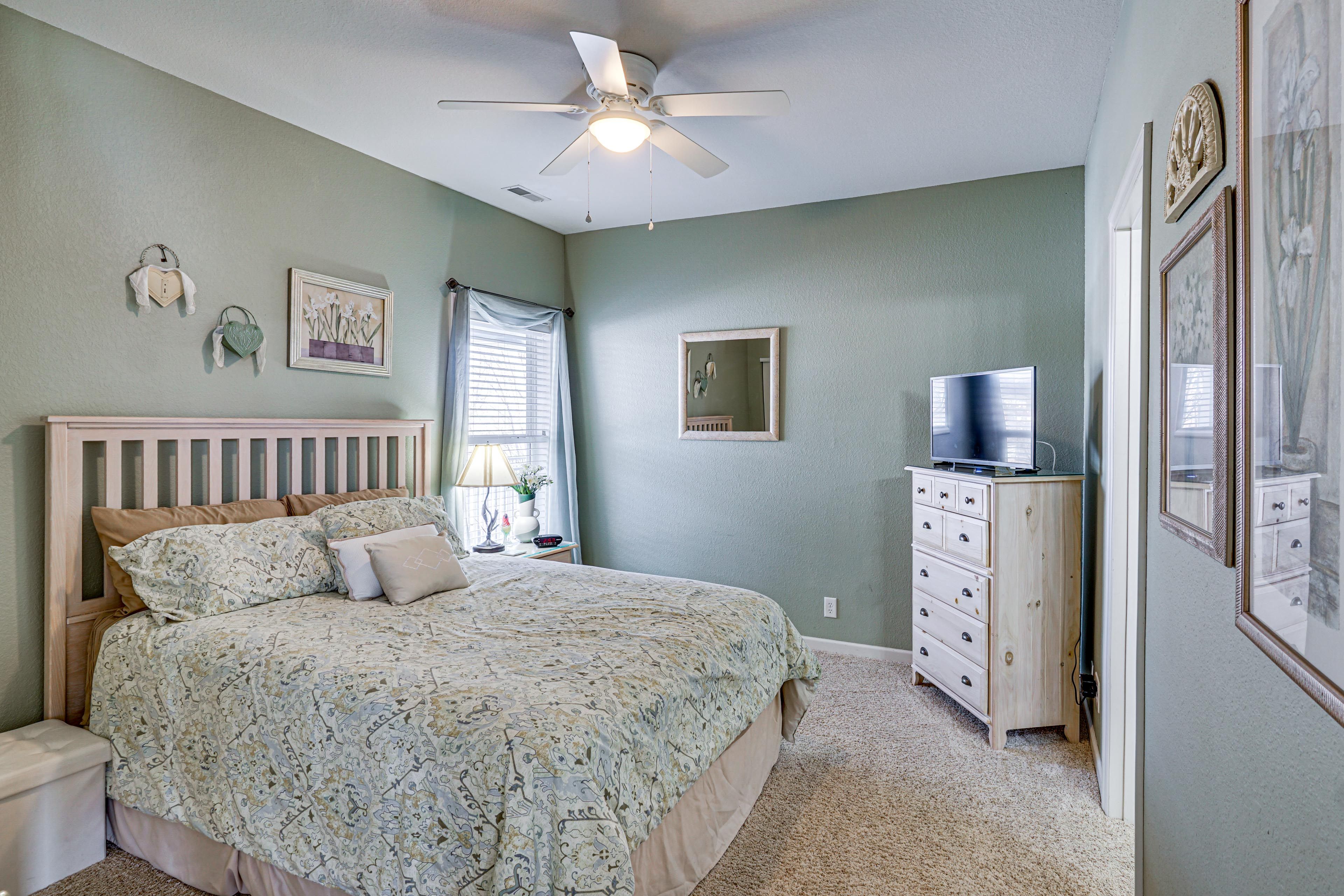 Bedroom 2 | Queen Bed