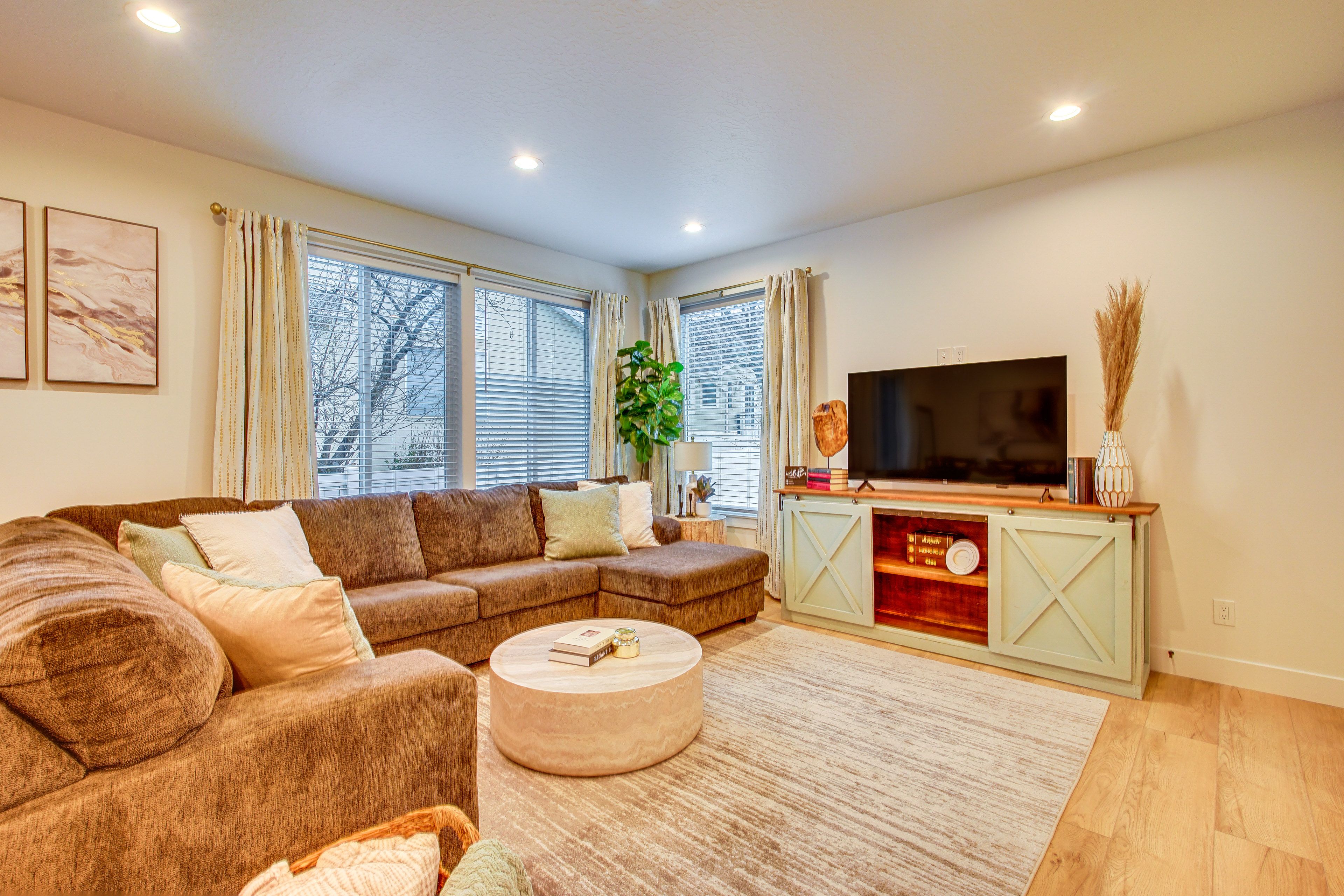 Living Room | 1st Floor | Flat-Screen TV | Central Heating & A/C | Free WiFi