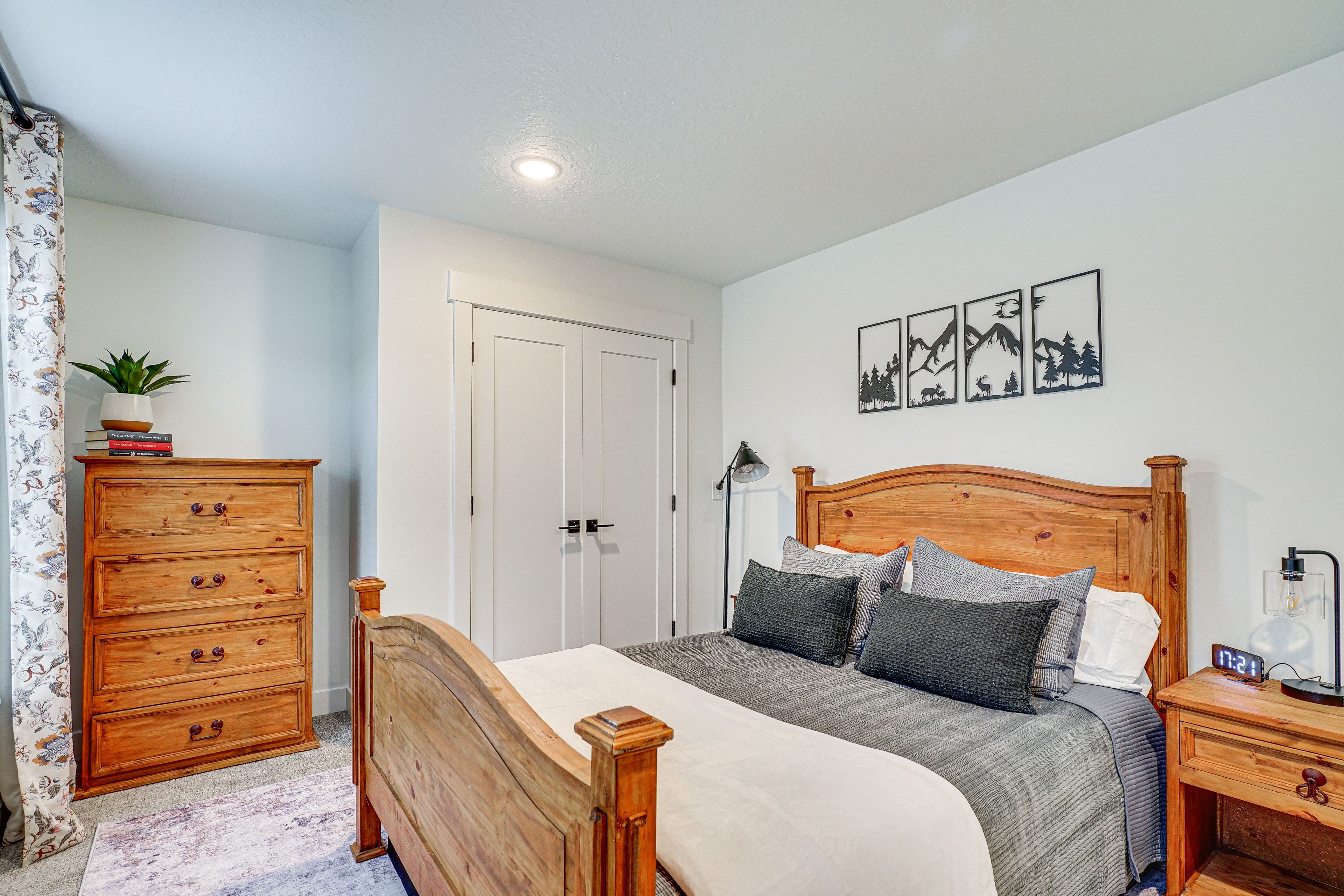 Bedroom 3 | 2nd Floor | Queen Bed