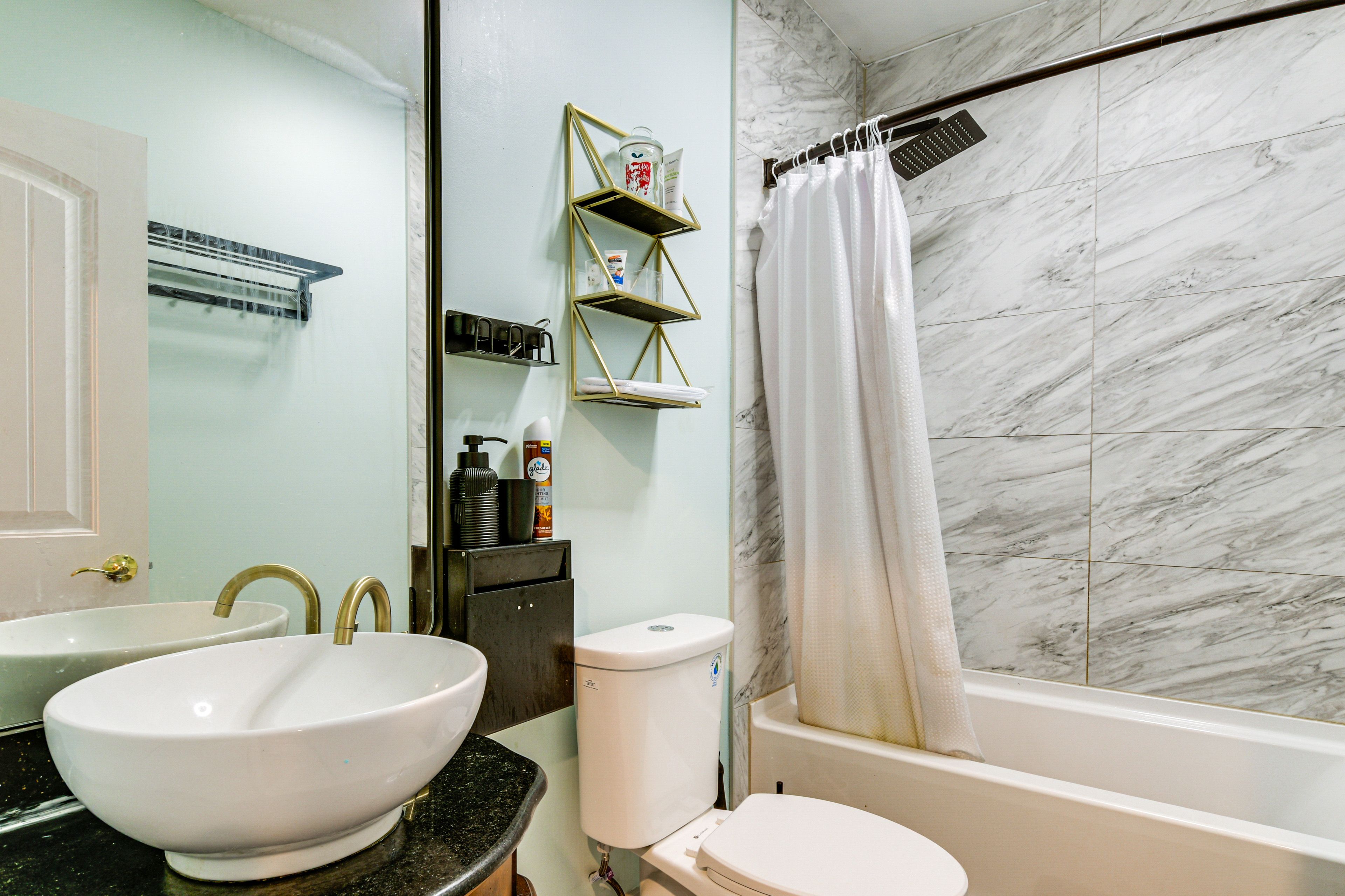 Full Bathroom | 2nd Floor