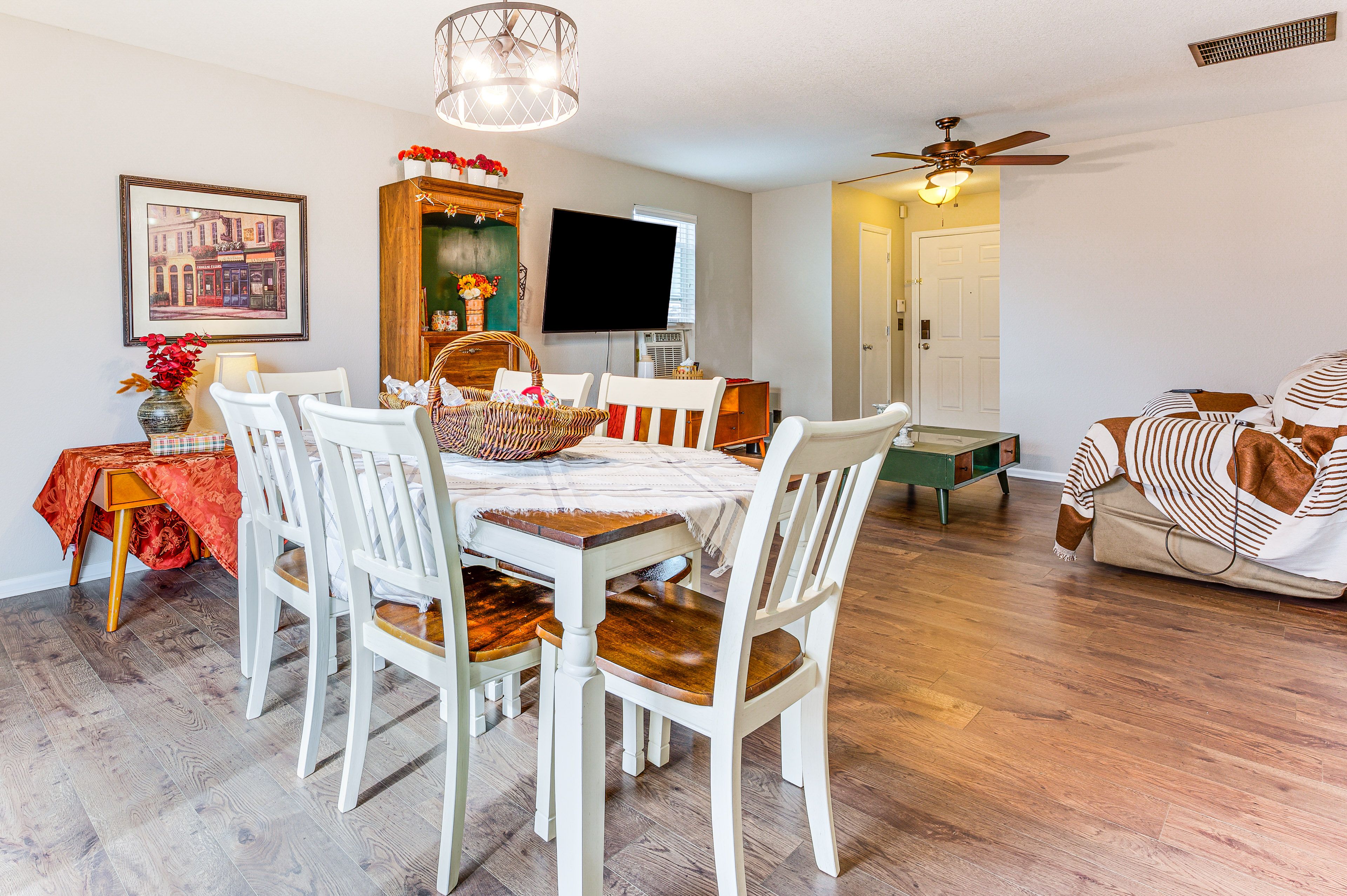 Dining Area | Dishware/Flatware
