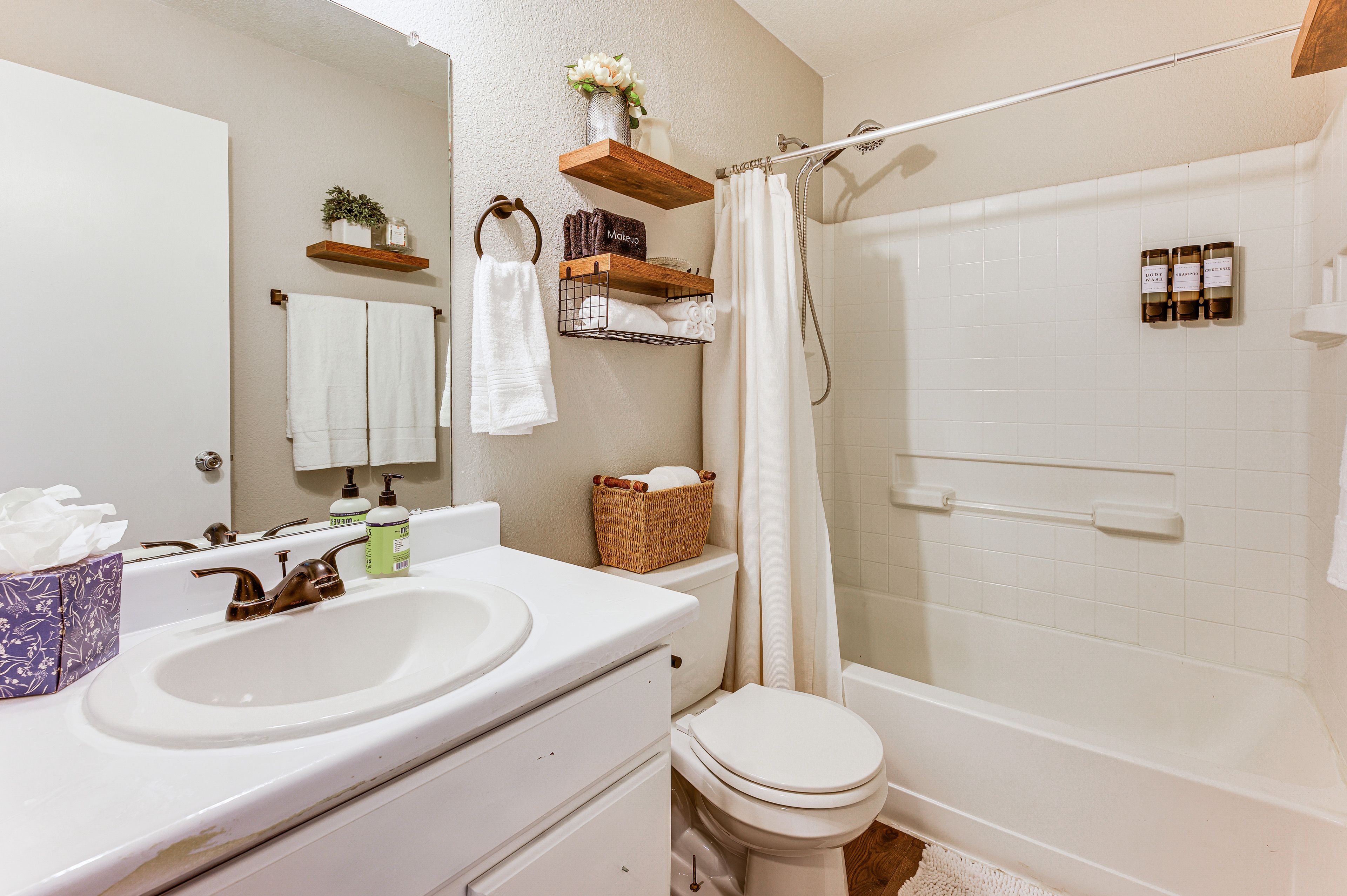 Full Bathroom | Complimentary Toiletries