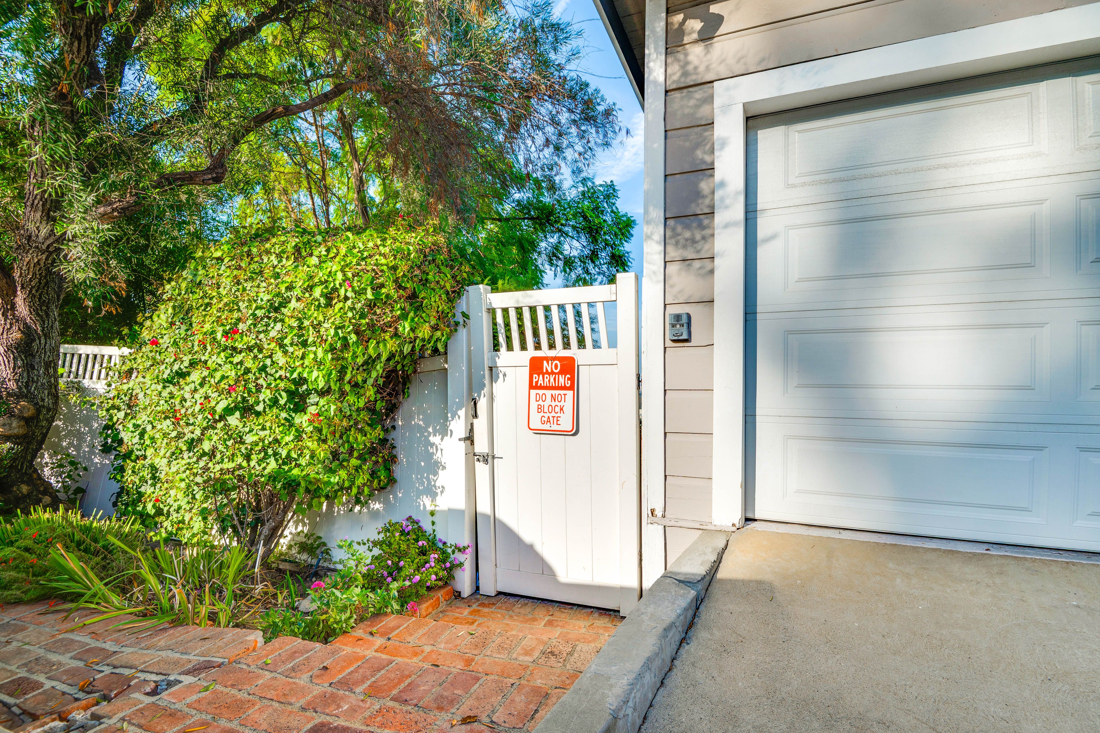 Parking | Driveway (1 Vehicle) | Street Parking