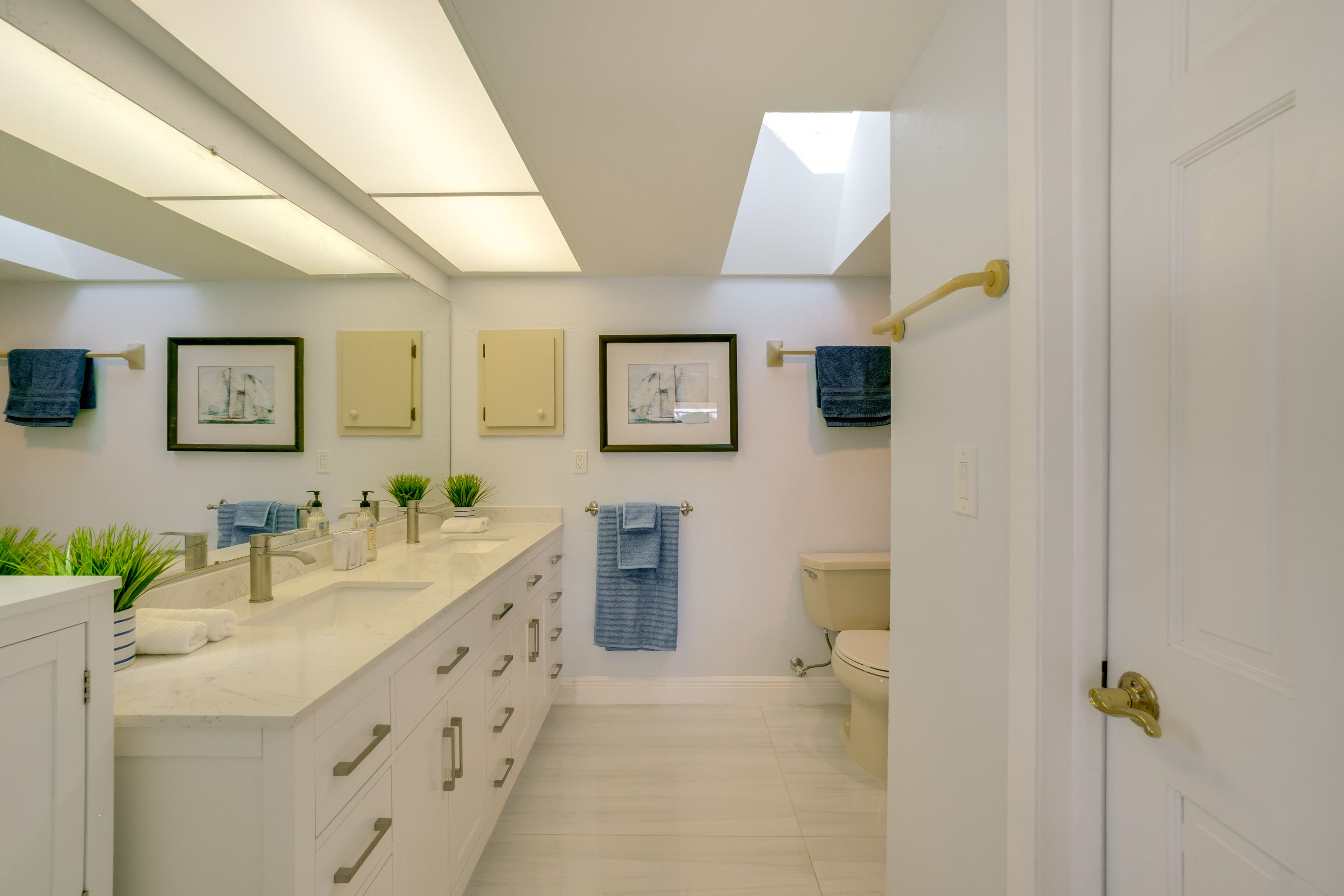 Full Bathroom | Towels Provided