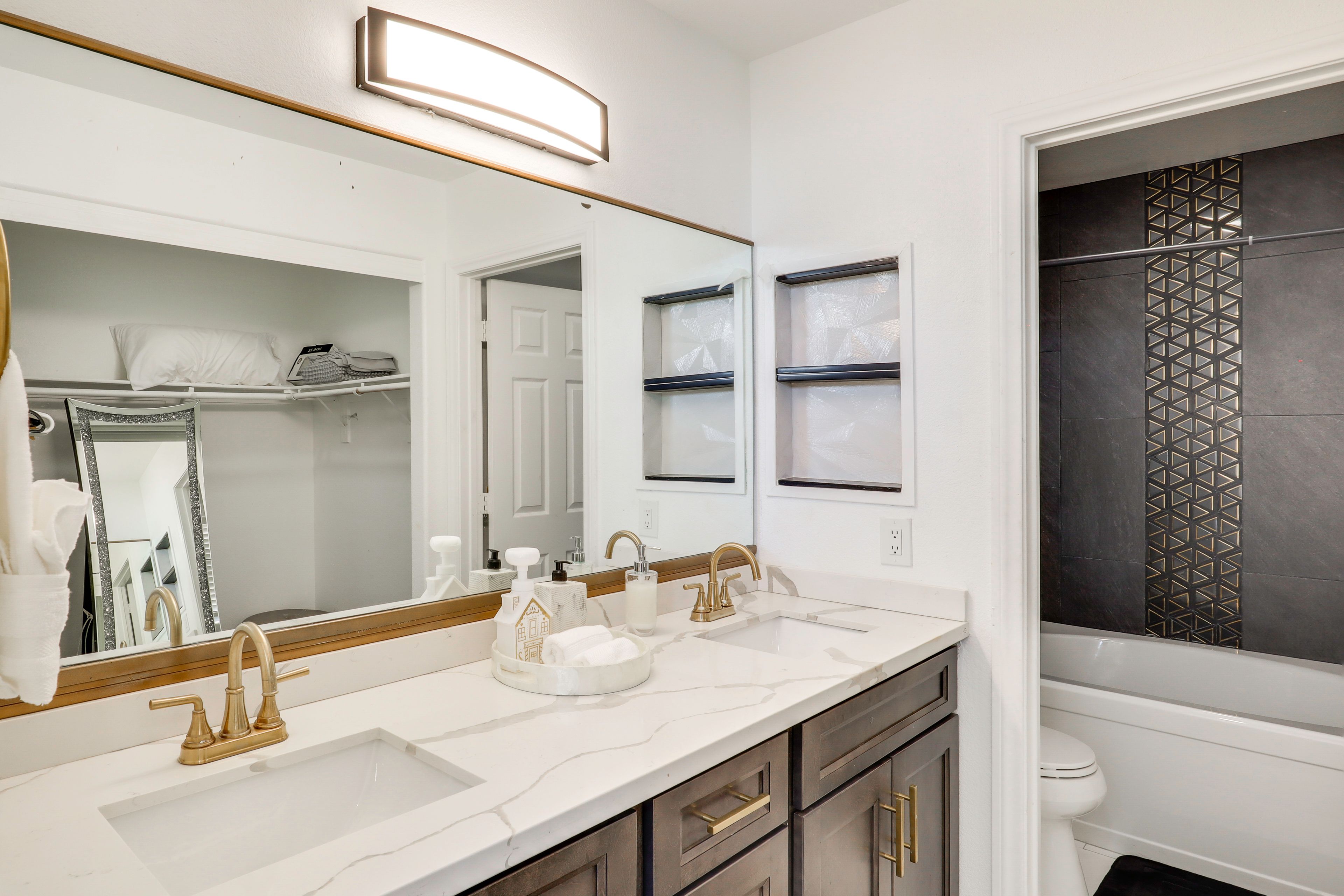 Full Bathroom | 2nd Floor