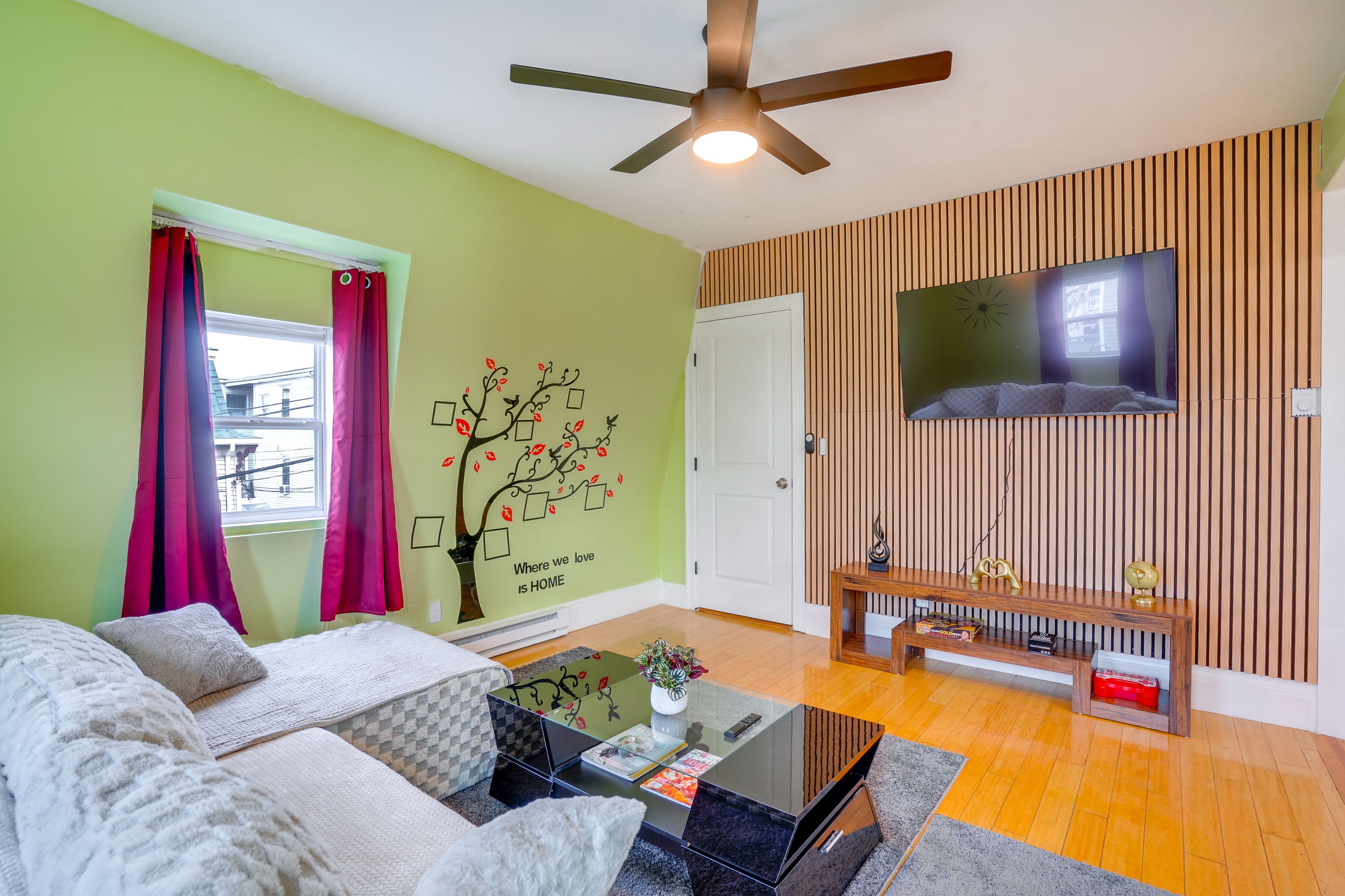 Living Room | Smart TV | Free WiFi