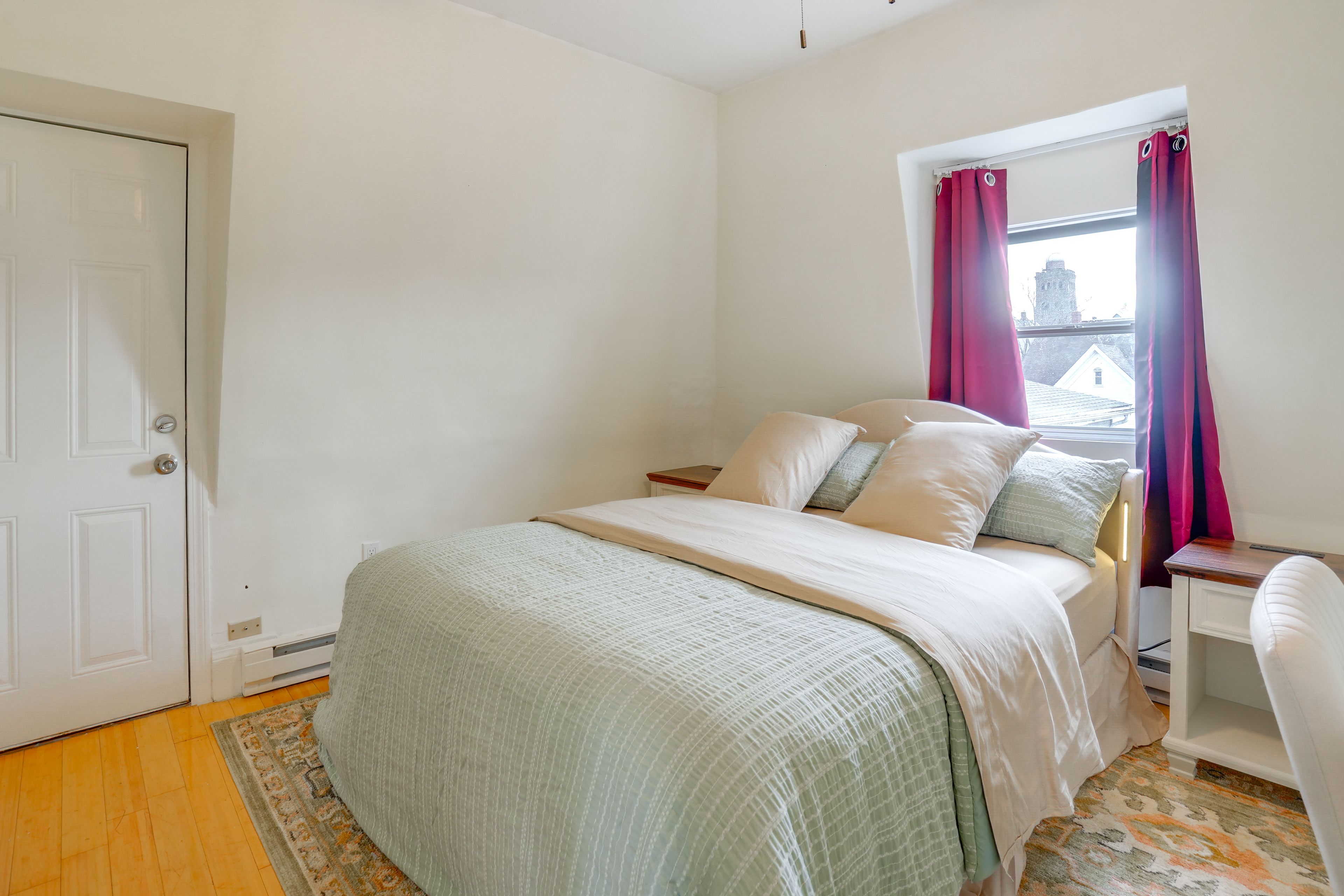 Bedroom | Queen Bed | Linens