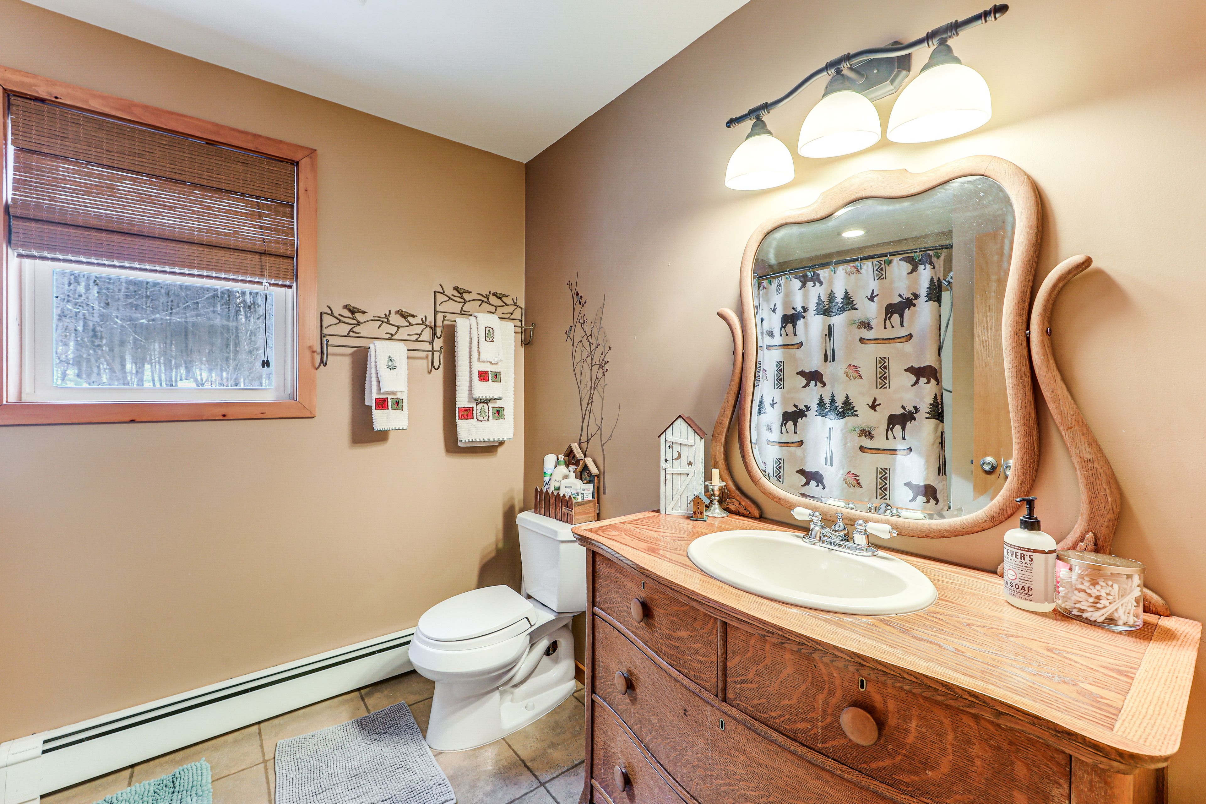Full Bathroom | Towels & Linens Provided | 2nd Floor