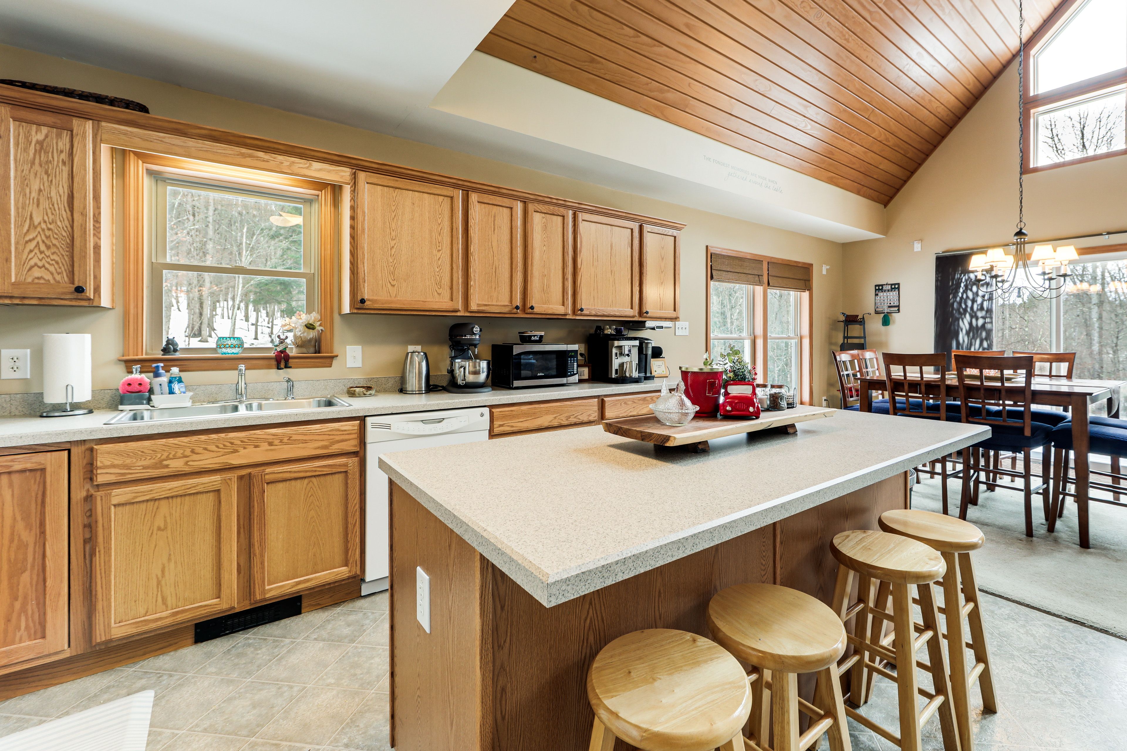 Kitchen | Interior | Open Floor Plan | Free WiFi