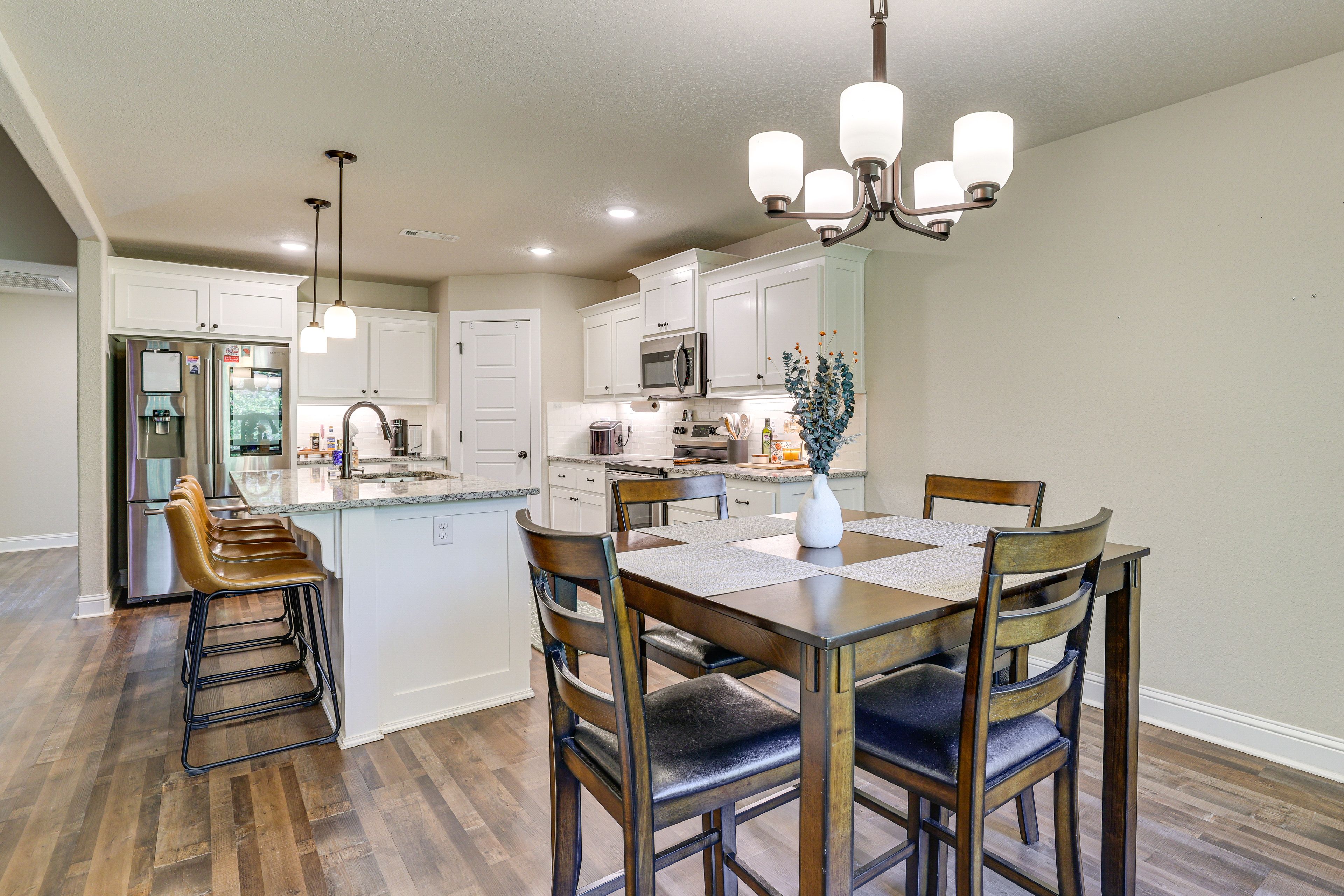 Dining Area | Dishware/Flatware Provided