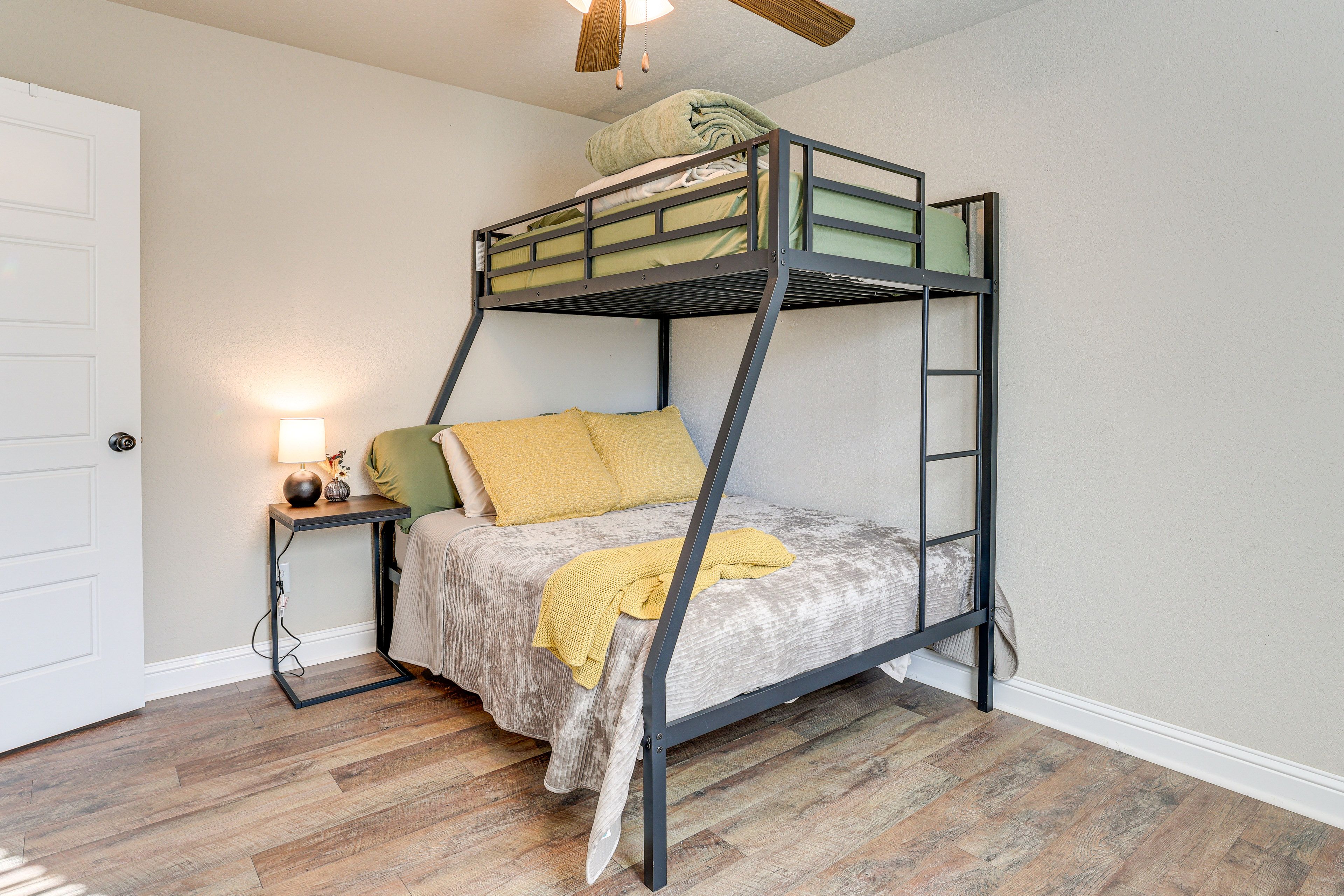 Bedroom 3 | Twin/Full Bunk Bed