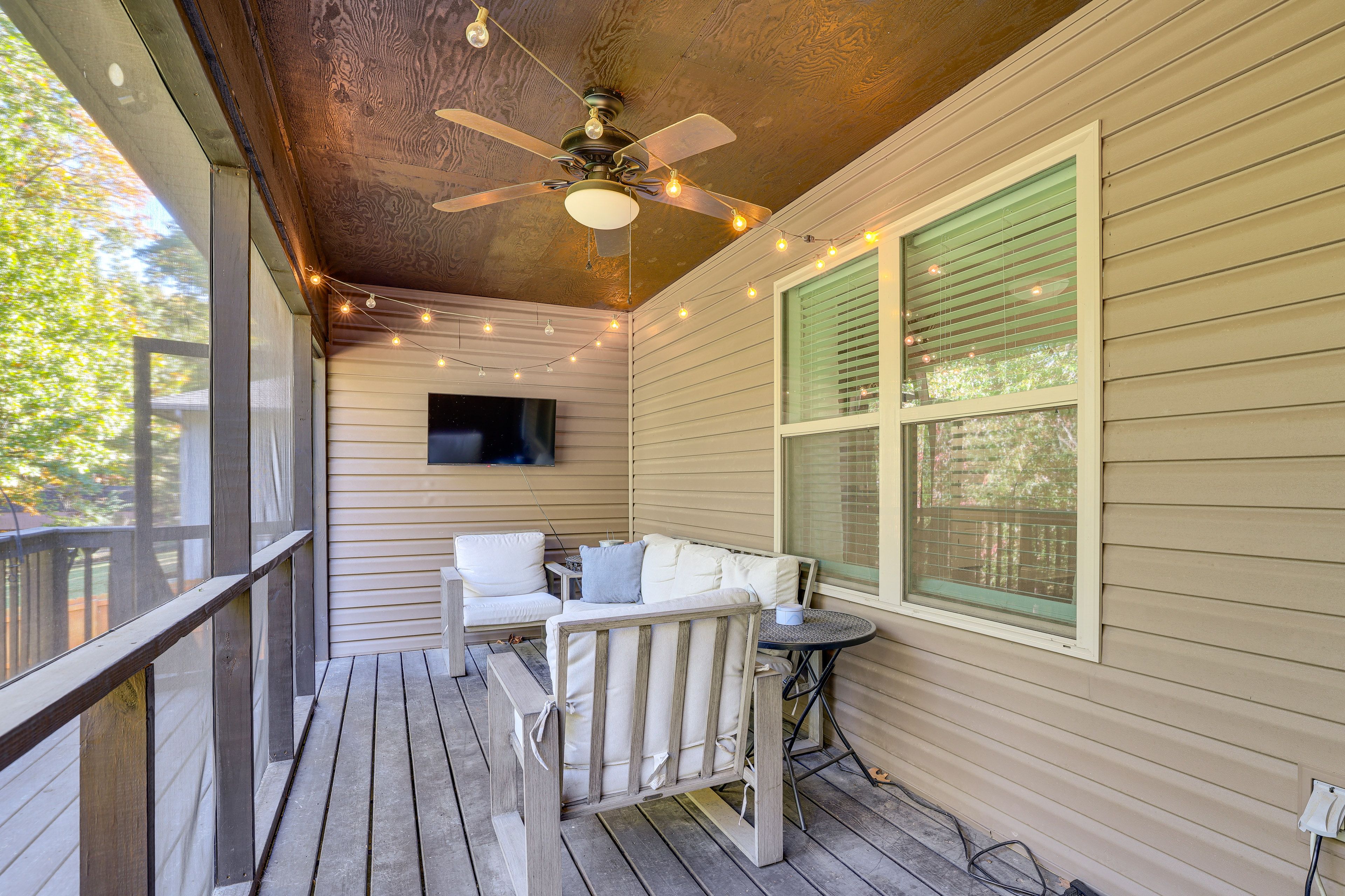 Screened Porch | Smart TV