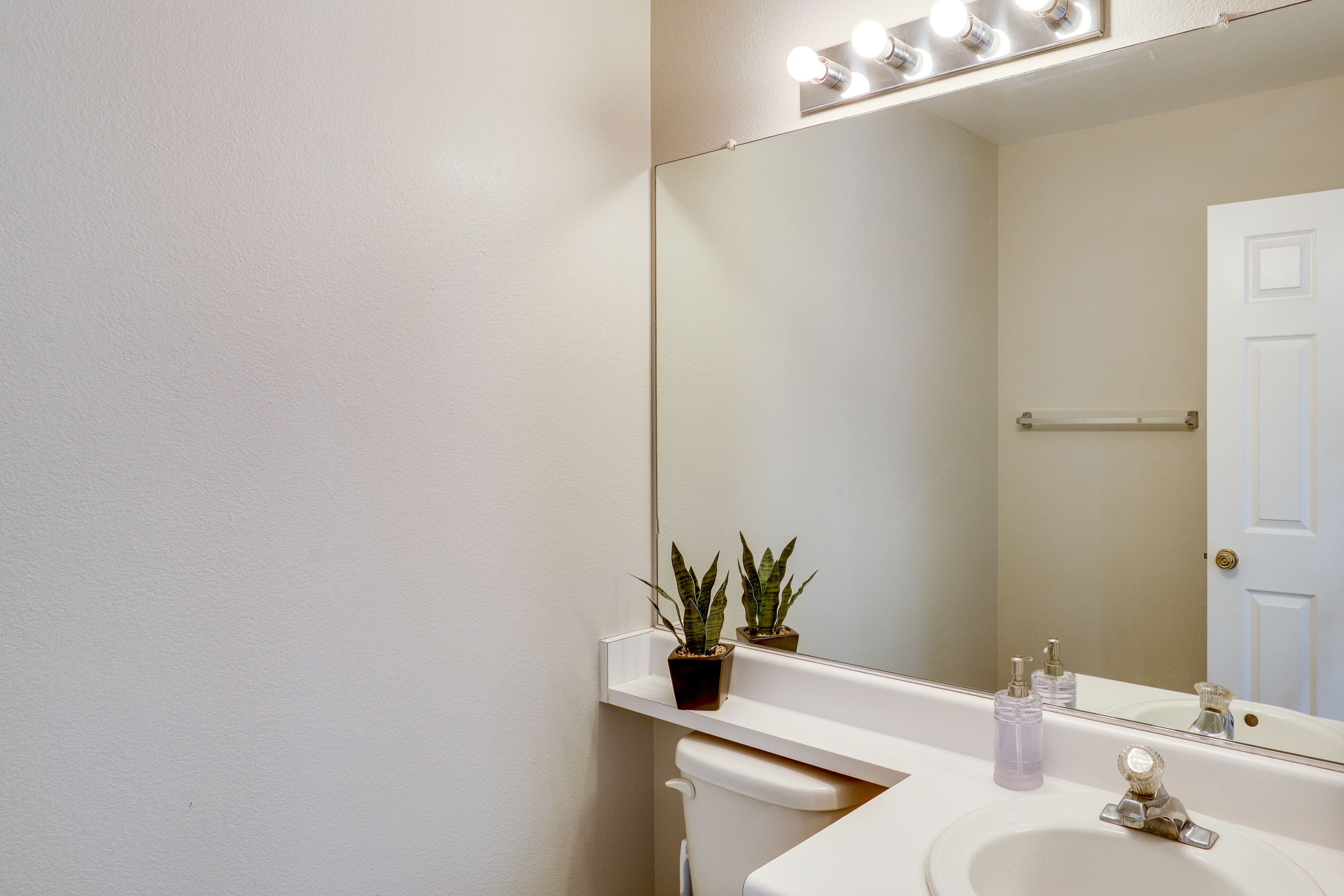 Half Bathroom | 1st Floor