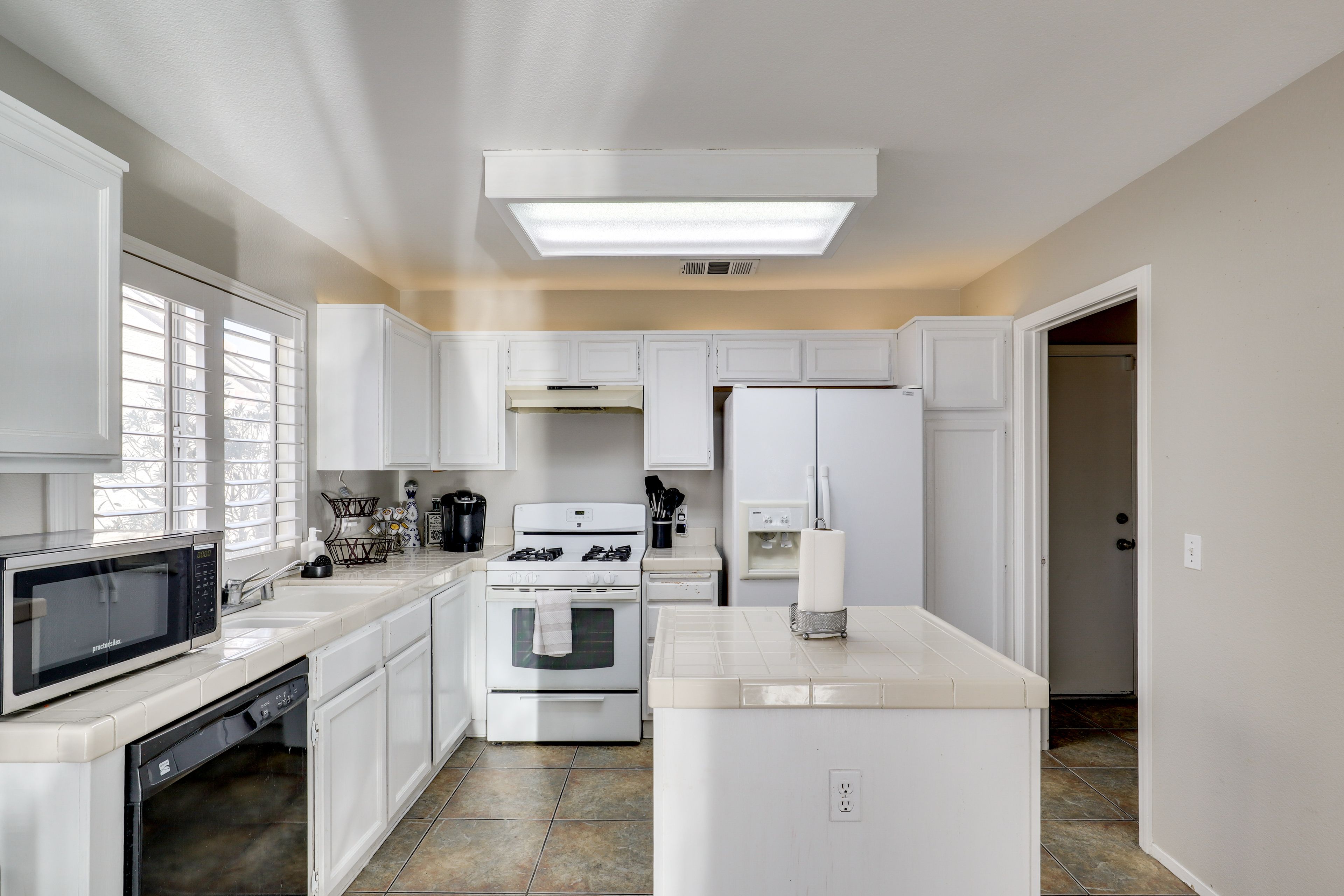 Kitchen | Microwave | 1st Floor