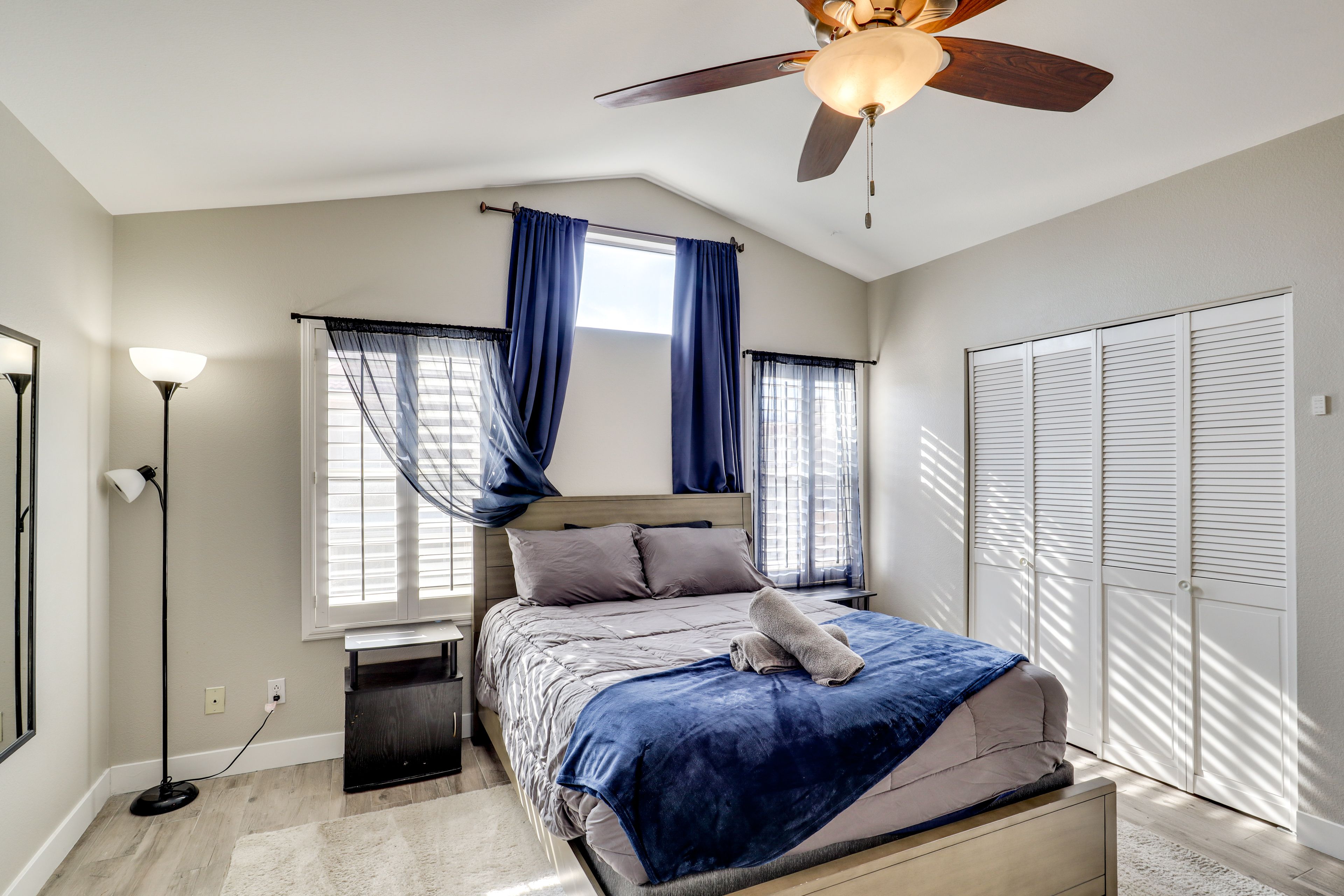 Bedroom 1 | Queen Bed | Smart TV | 2nd Floor