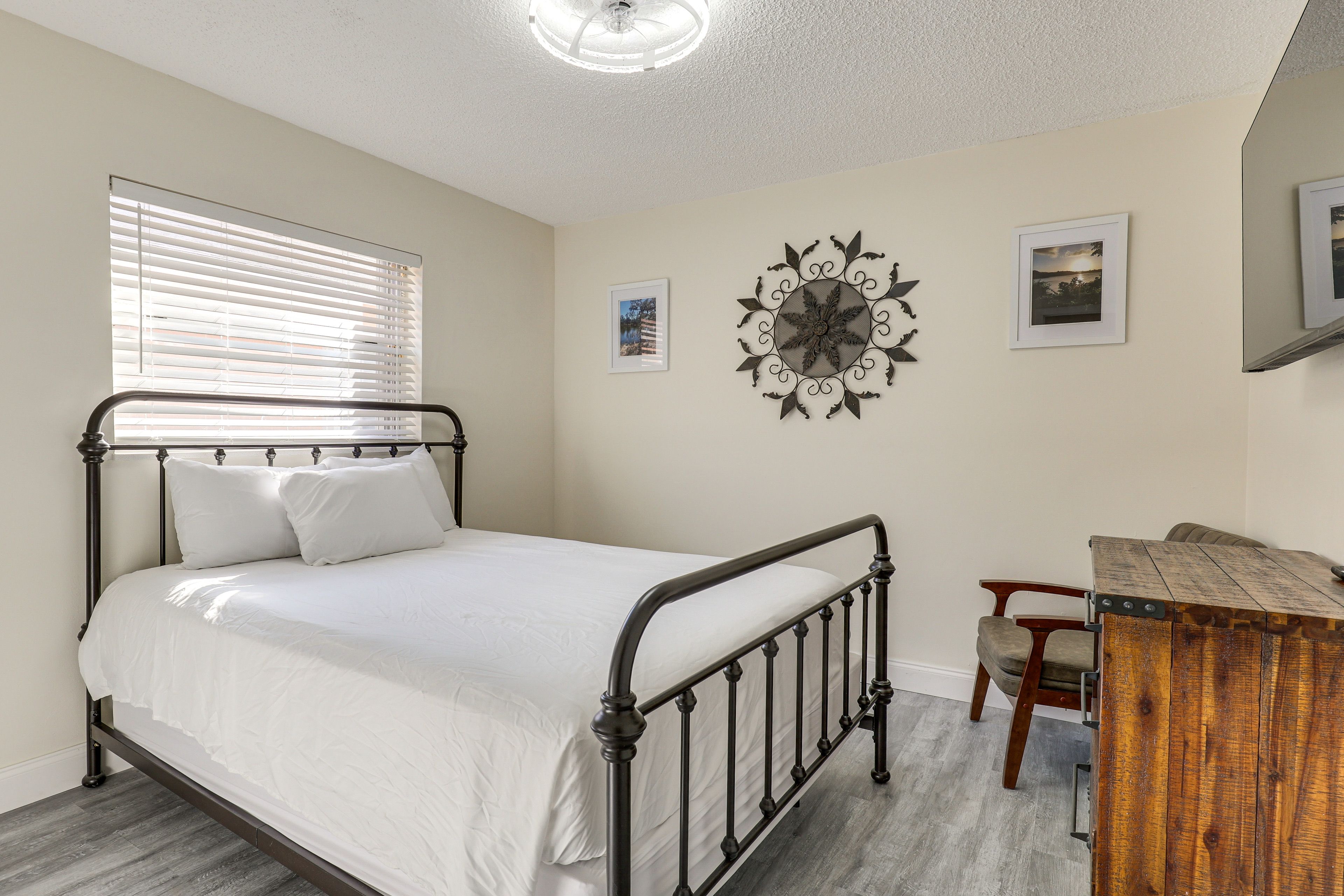 Bedroom 2 | Queen Bed | Smart TV