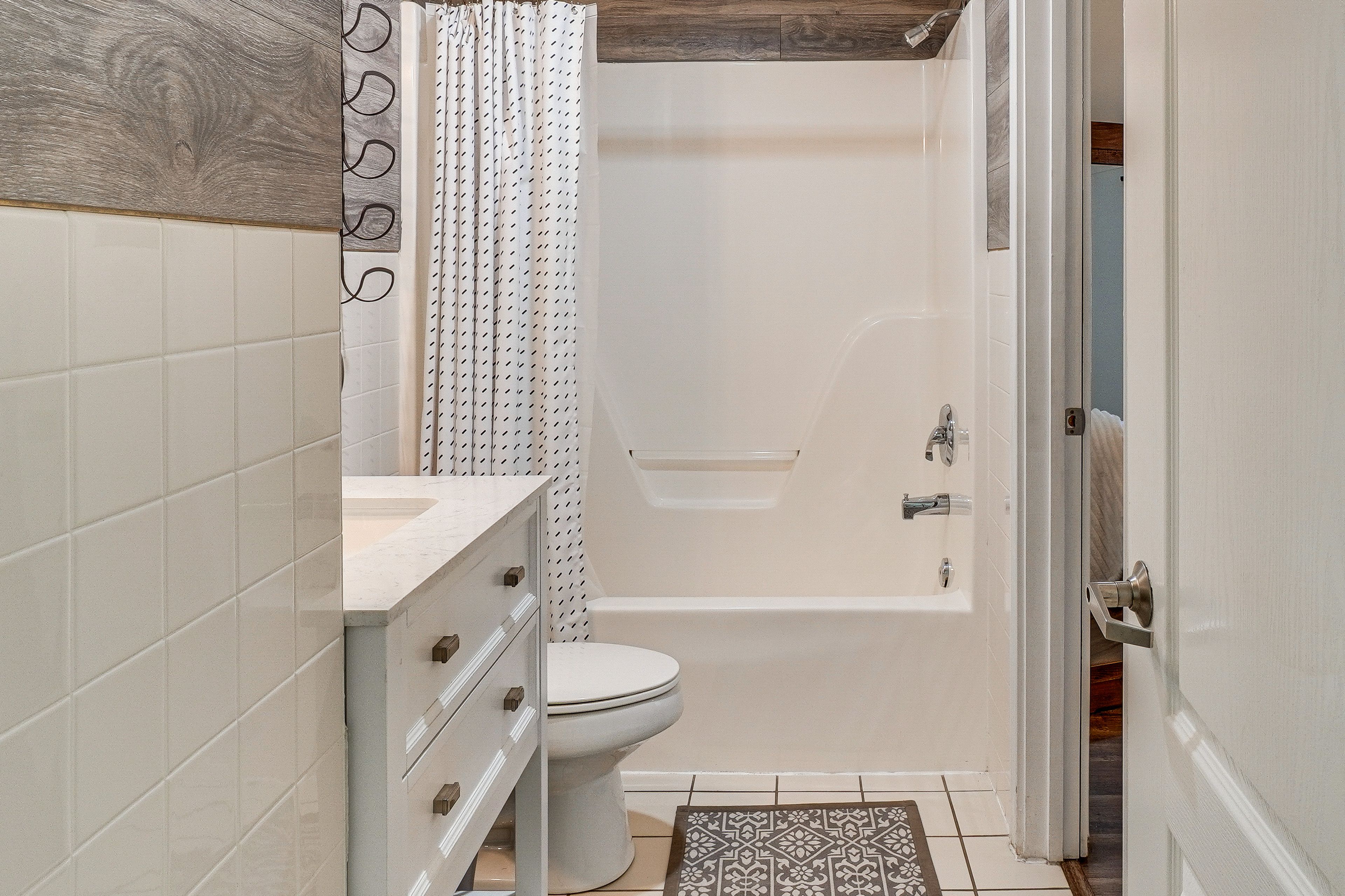 Full Bathroom | Towels Provided