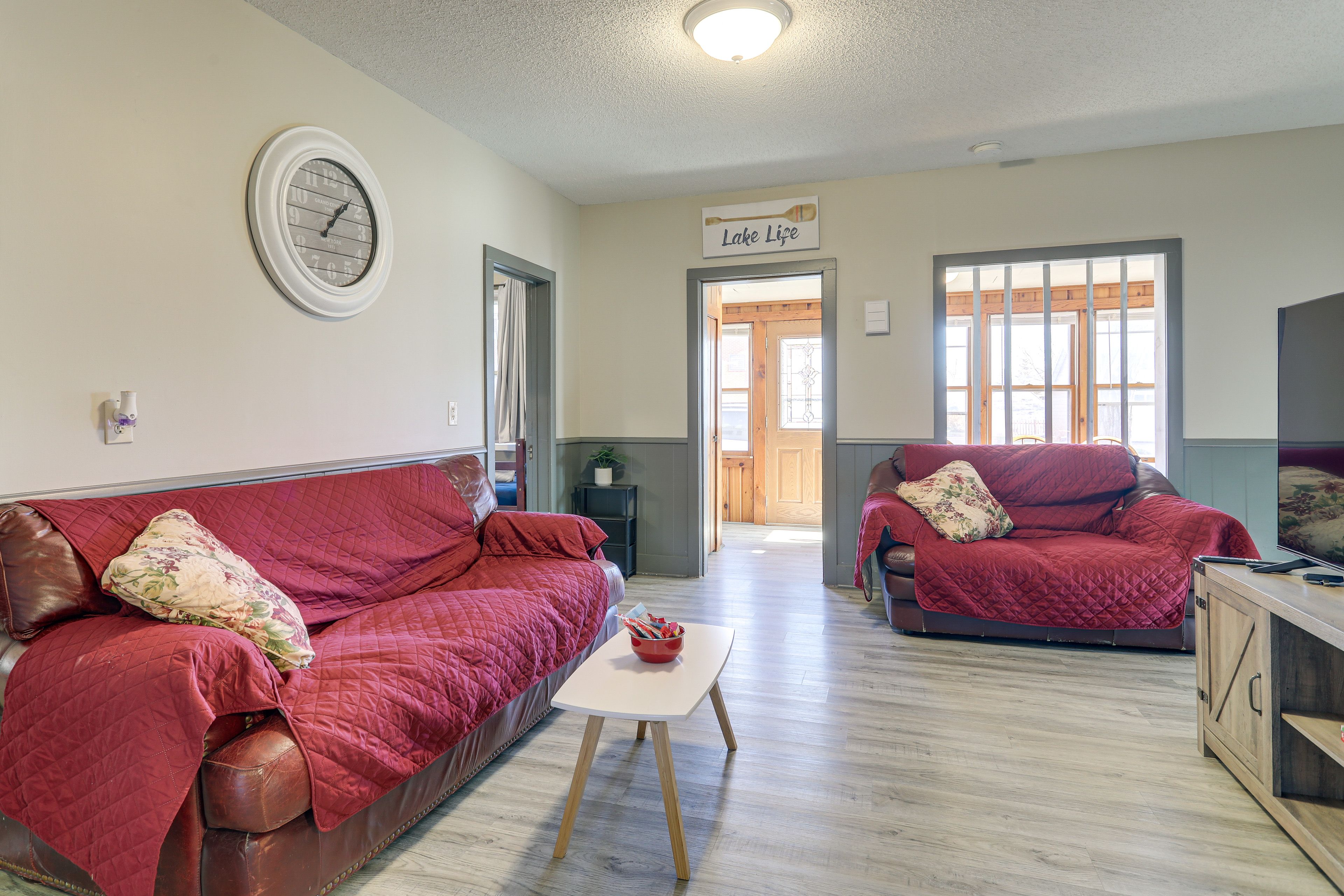 Living Room | Free WiFi | Central A/C & Heat