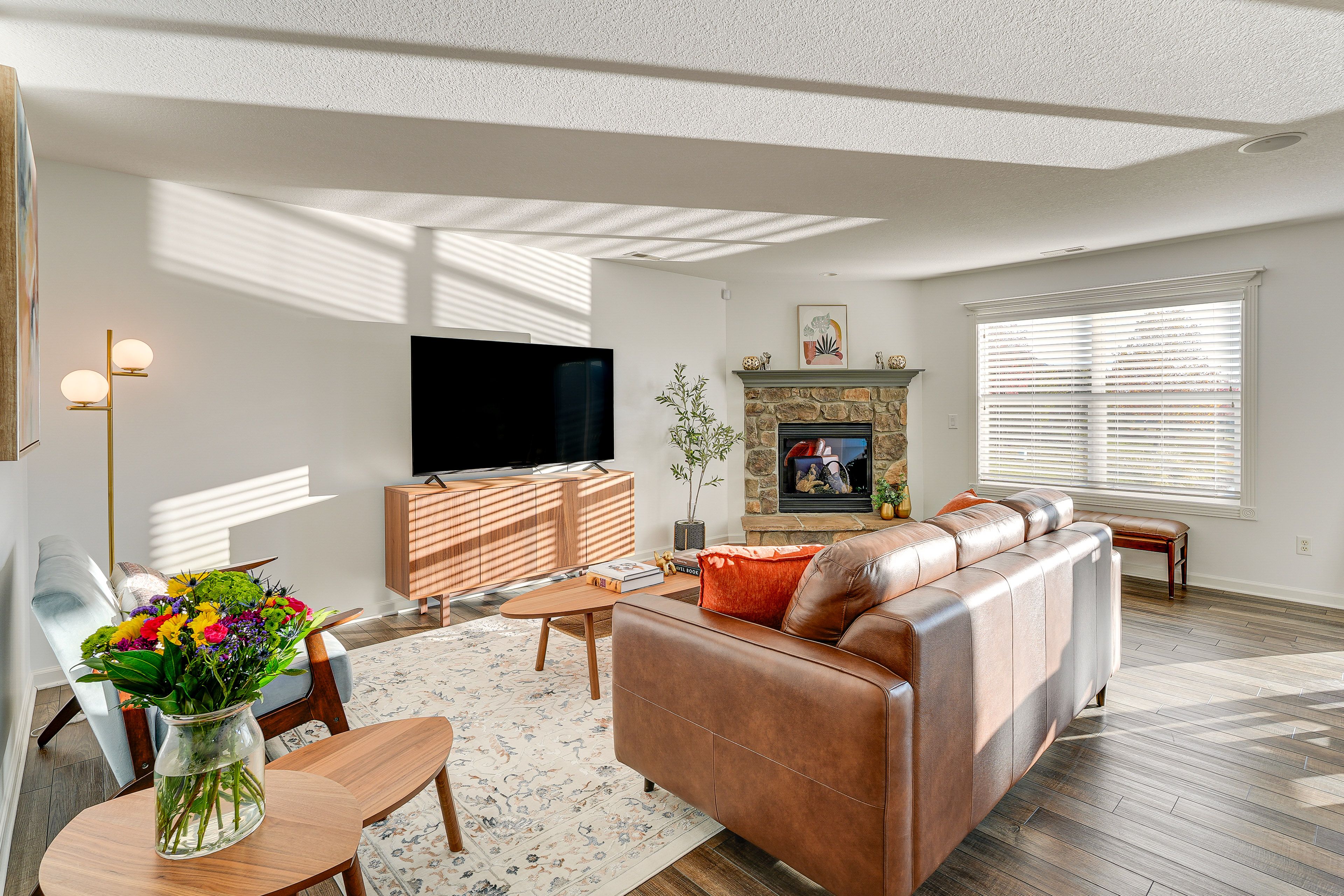 Living Room | Central A/C & Heating | Free WiFi