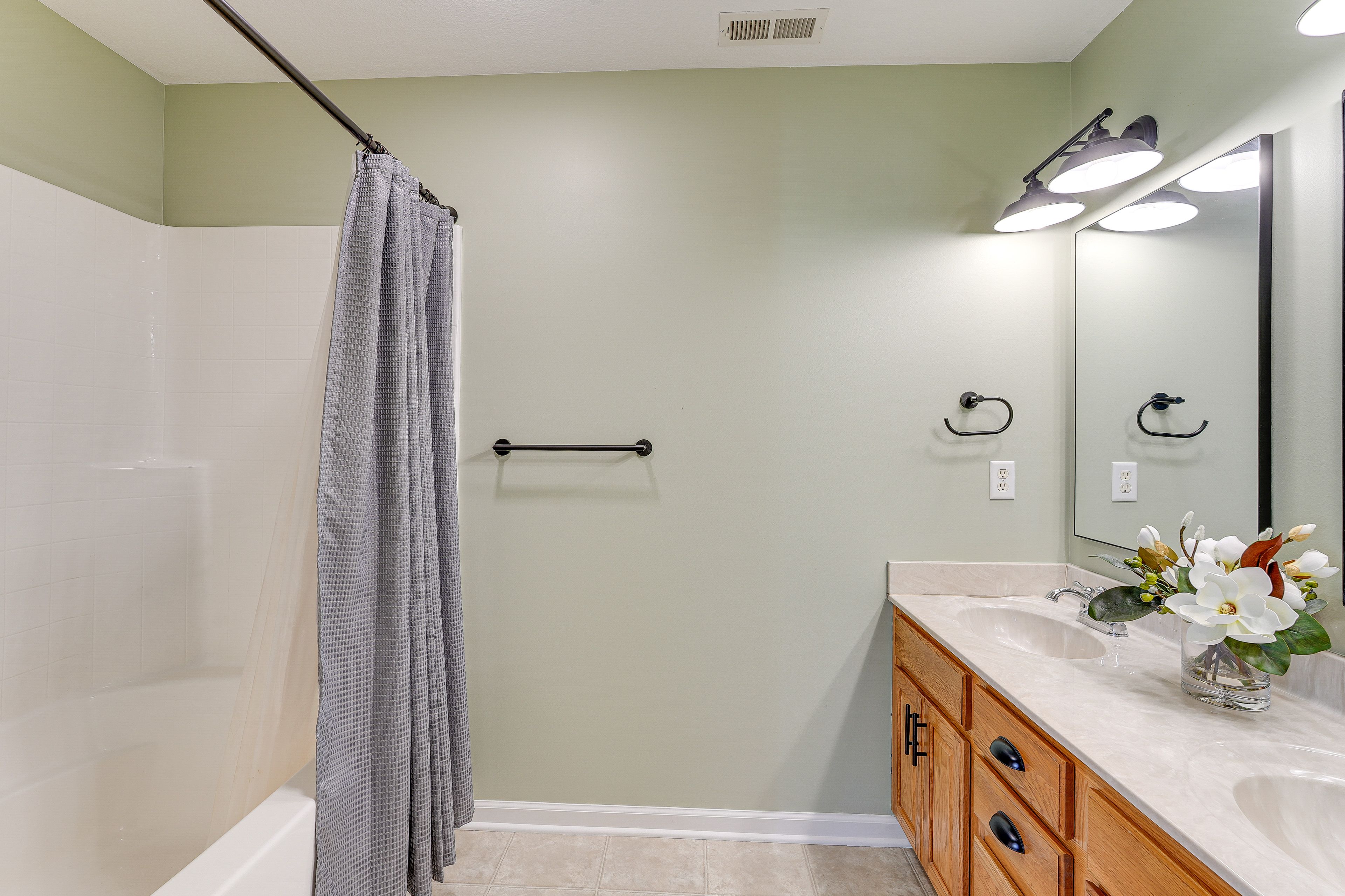 En-Suite Bathroom | Towels & Linens Provided
