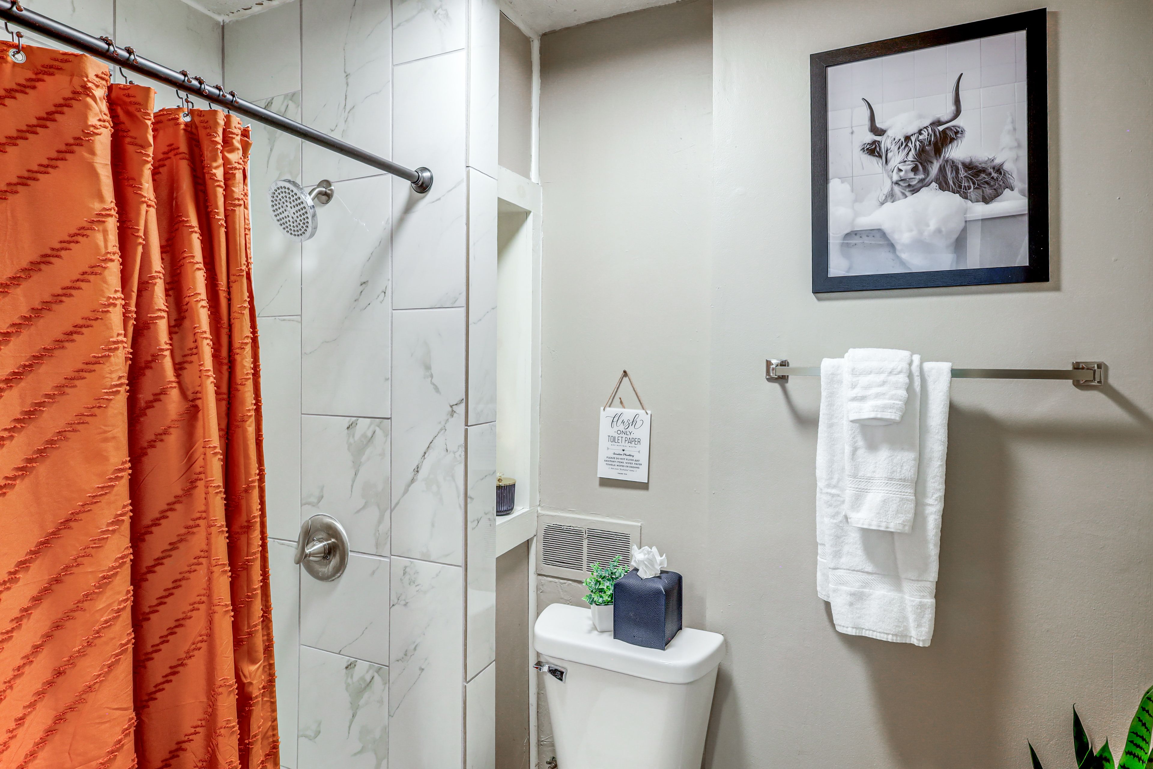 Full Bathroom | 2nd Floor | Towels Provided | Complimentary Toiletries
