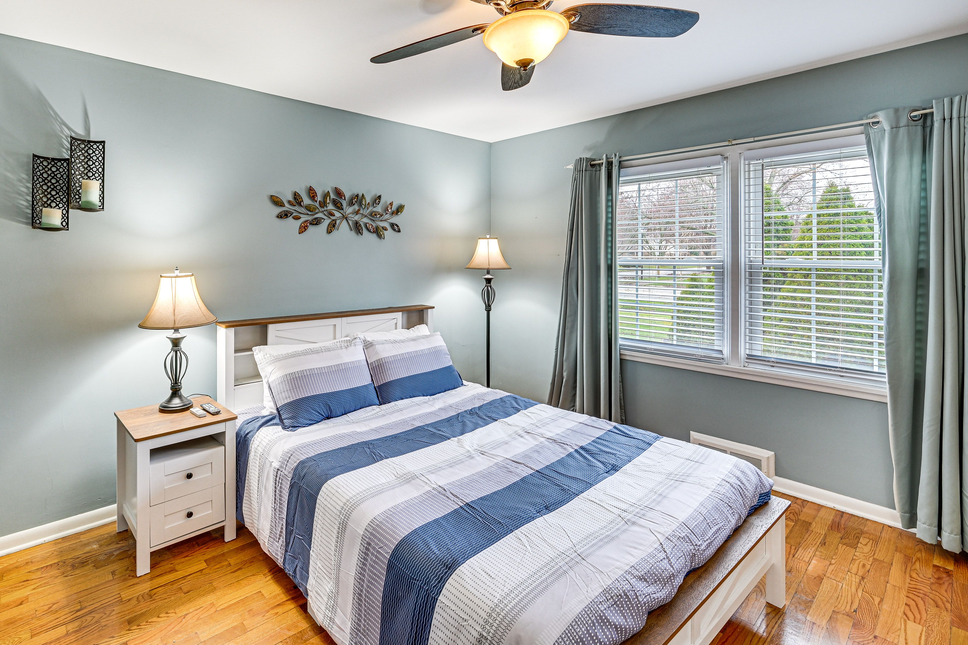 Bedroom 1 | Queen Bed | Main Floor