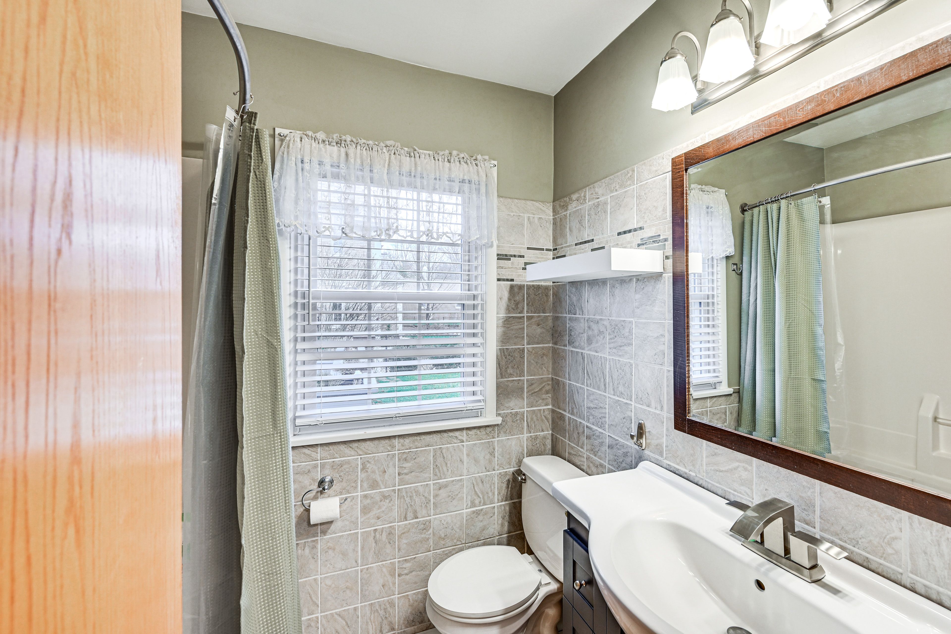 Full Bathroom | Main Floor | Towels & Linens Provided