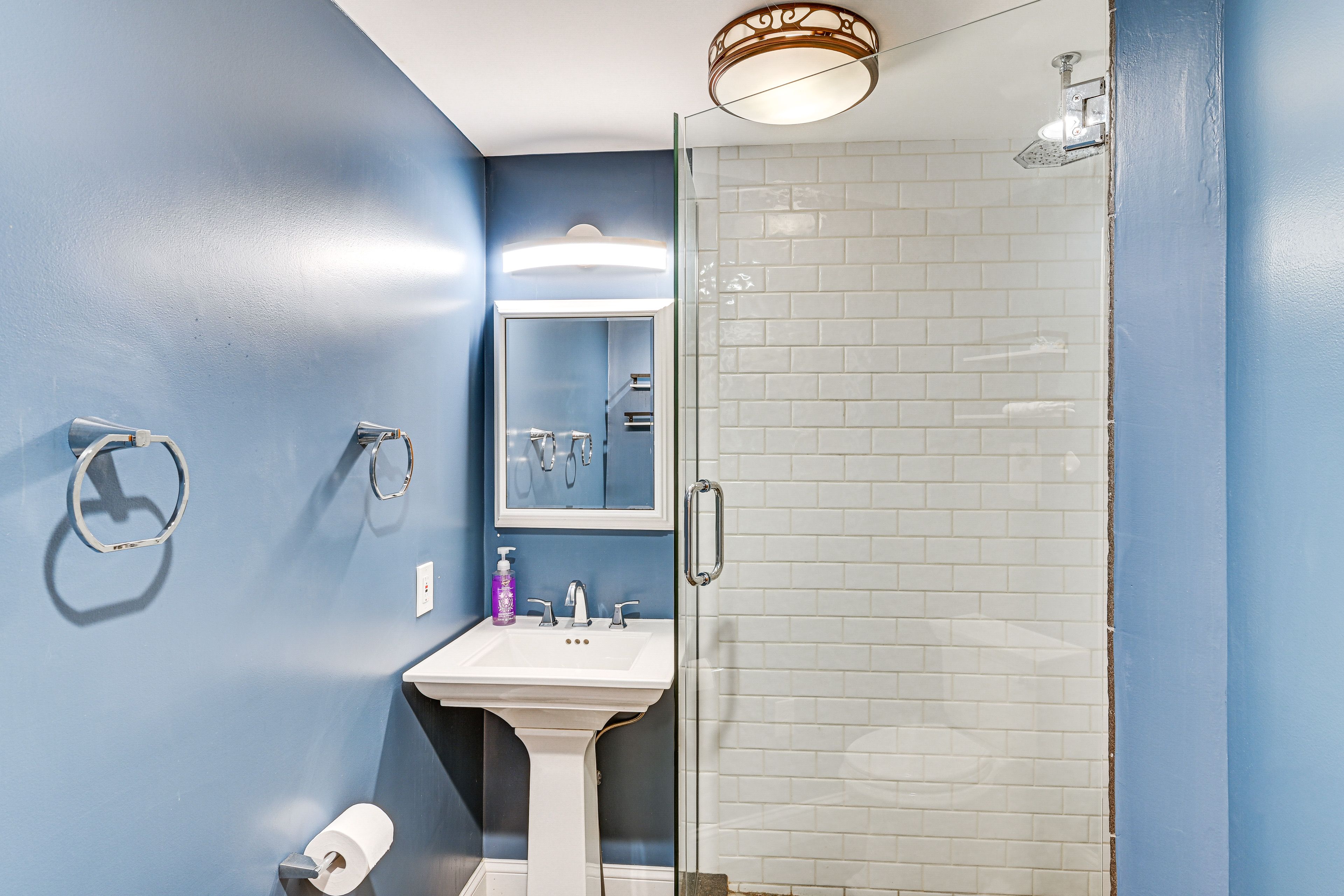 Full Bathroom | Shower | Main Floor