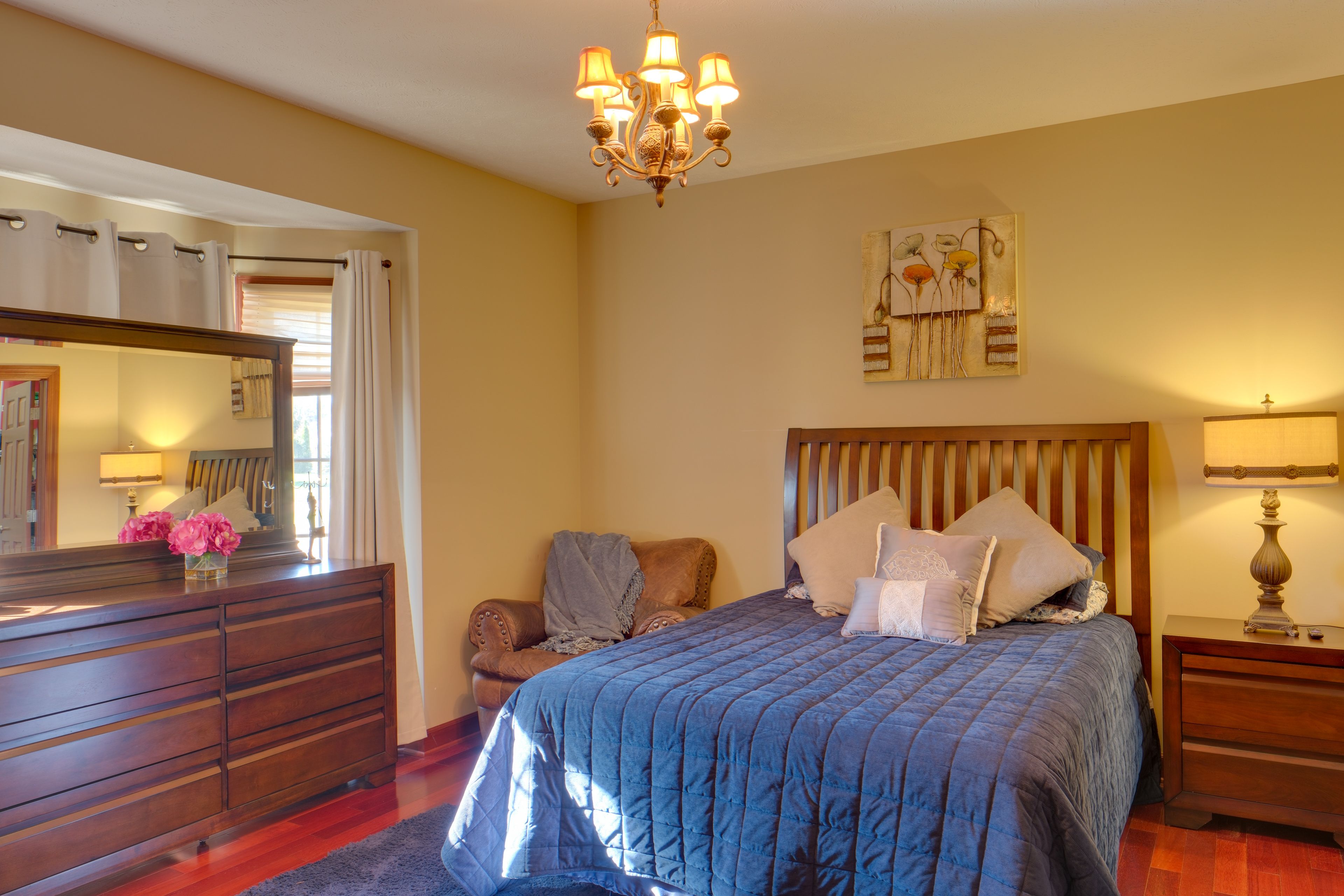 Bedroom | Queen Bed | Desk