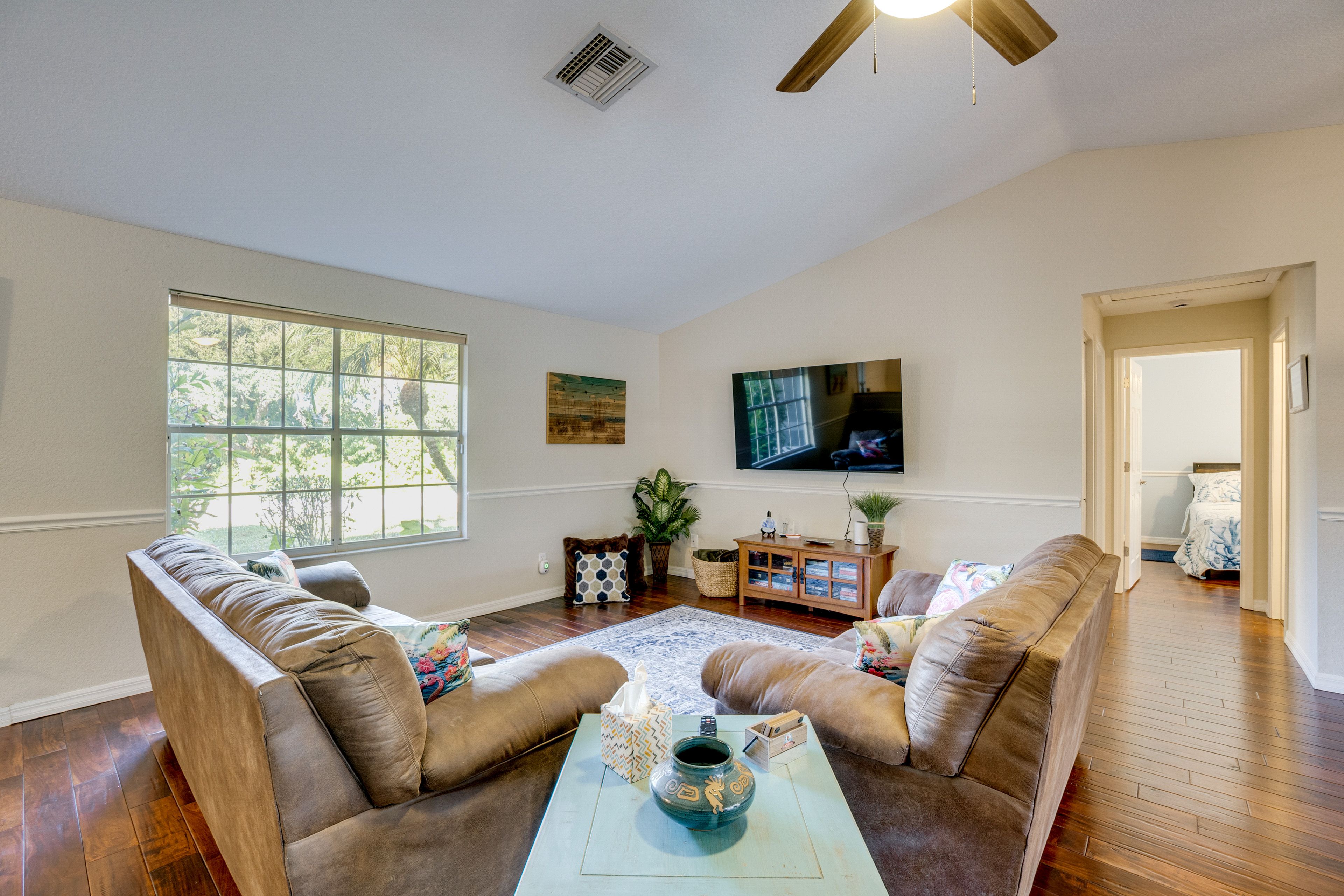 Living Room | Smart TV | Free WiFi | Board Games