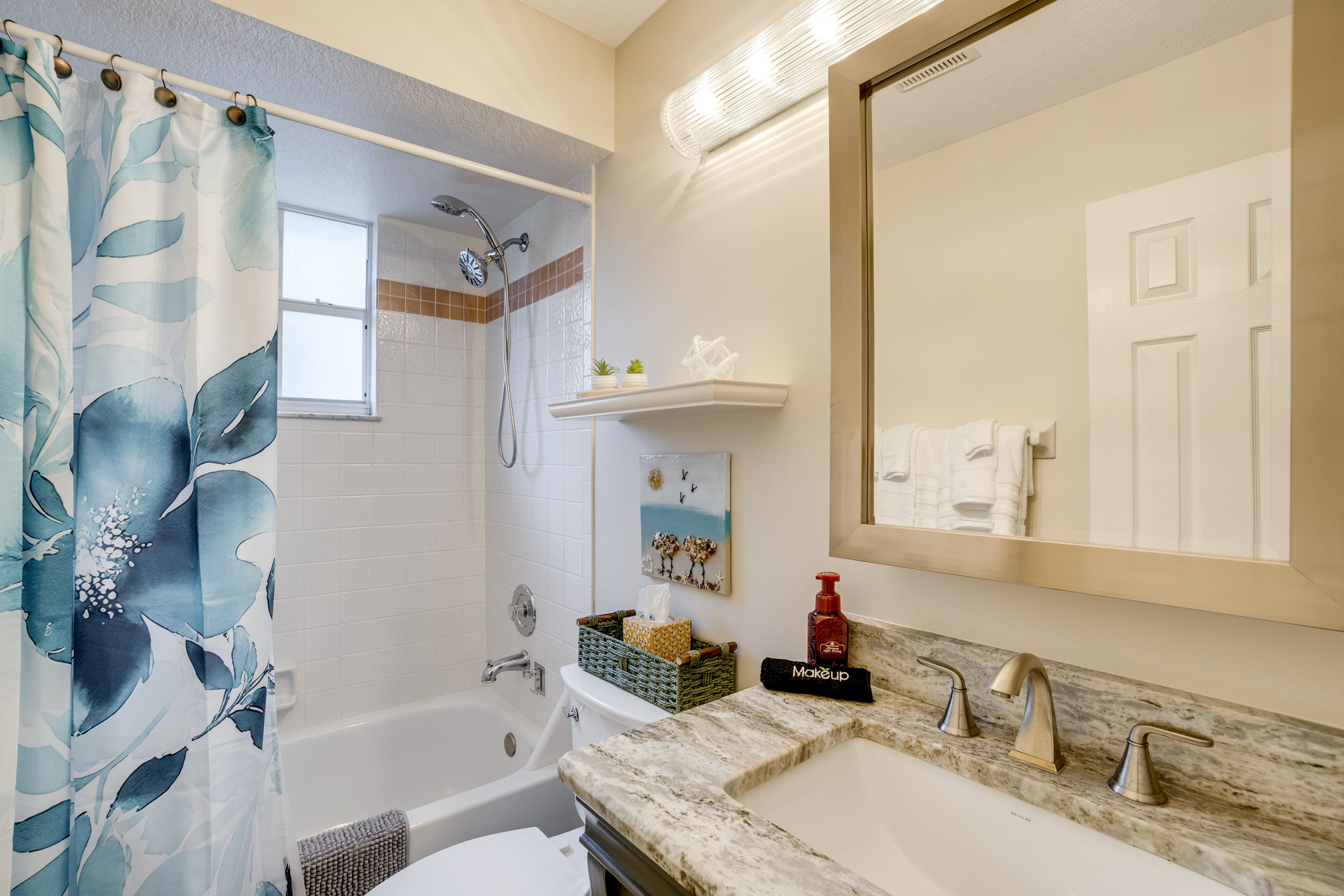 Full Bathroom | Complimentary Toiletries | Hair Dryer