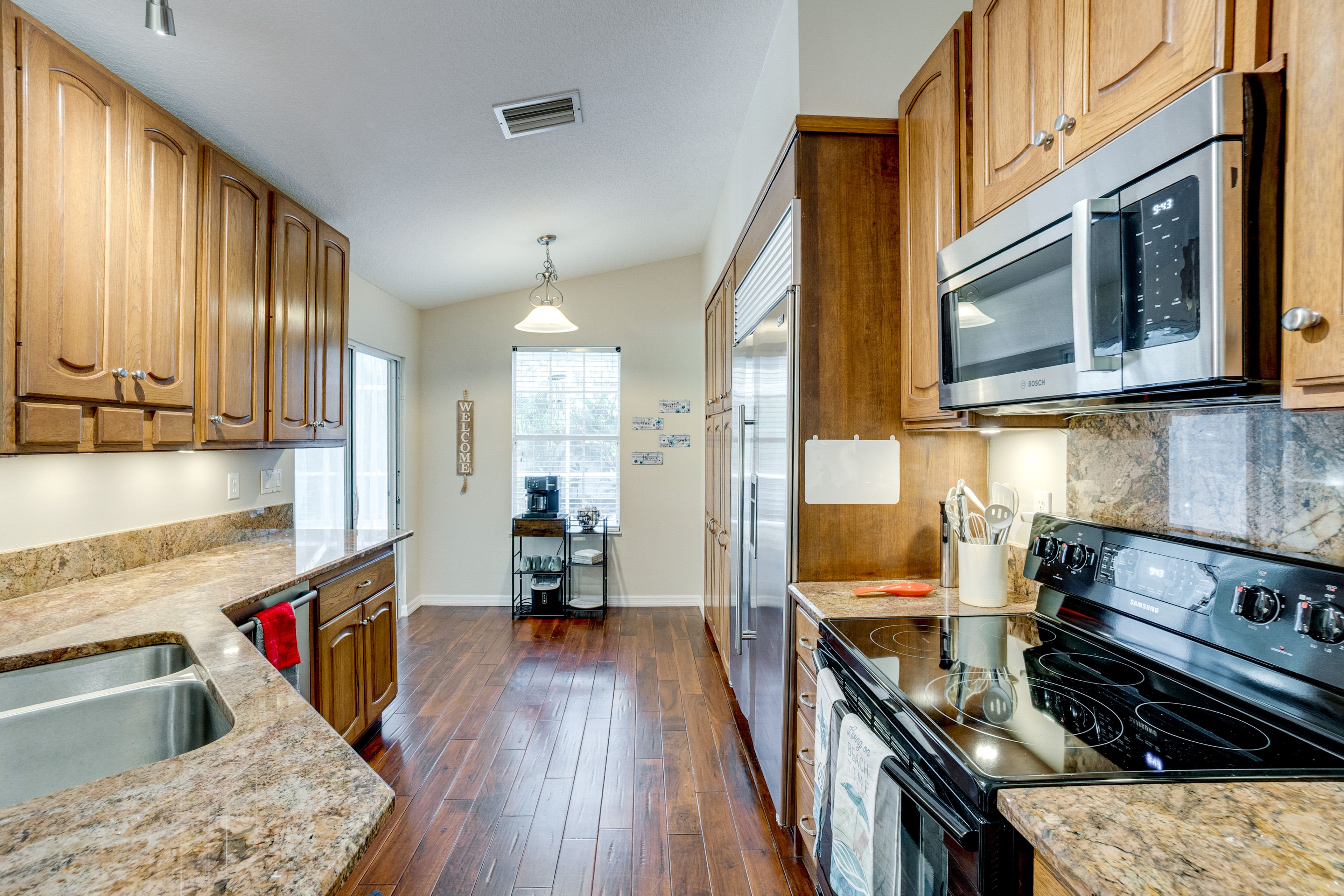 Kitchen | Keurig/Drip Coffee Maker | Blender | Toaster | Cooking Basics