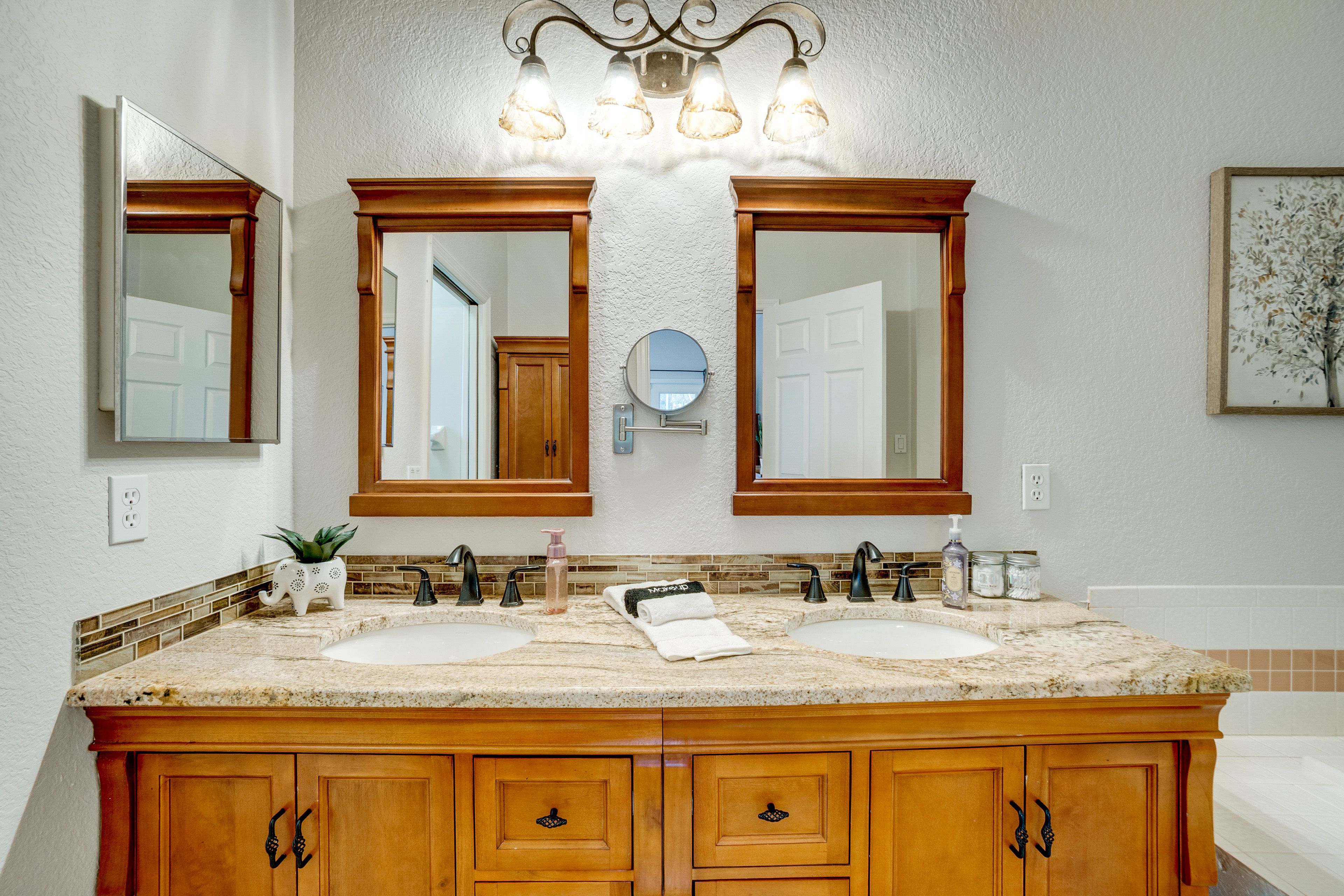 En-Suite Bathroom | Towels Provided