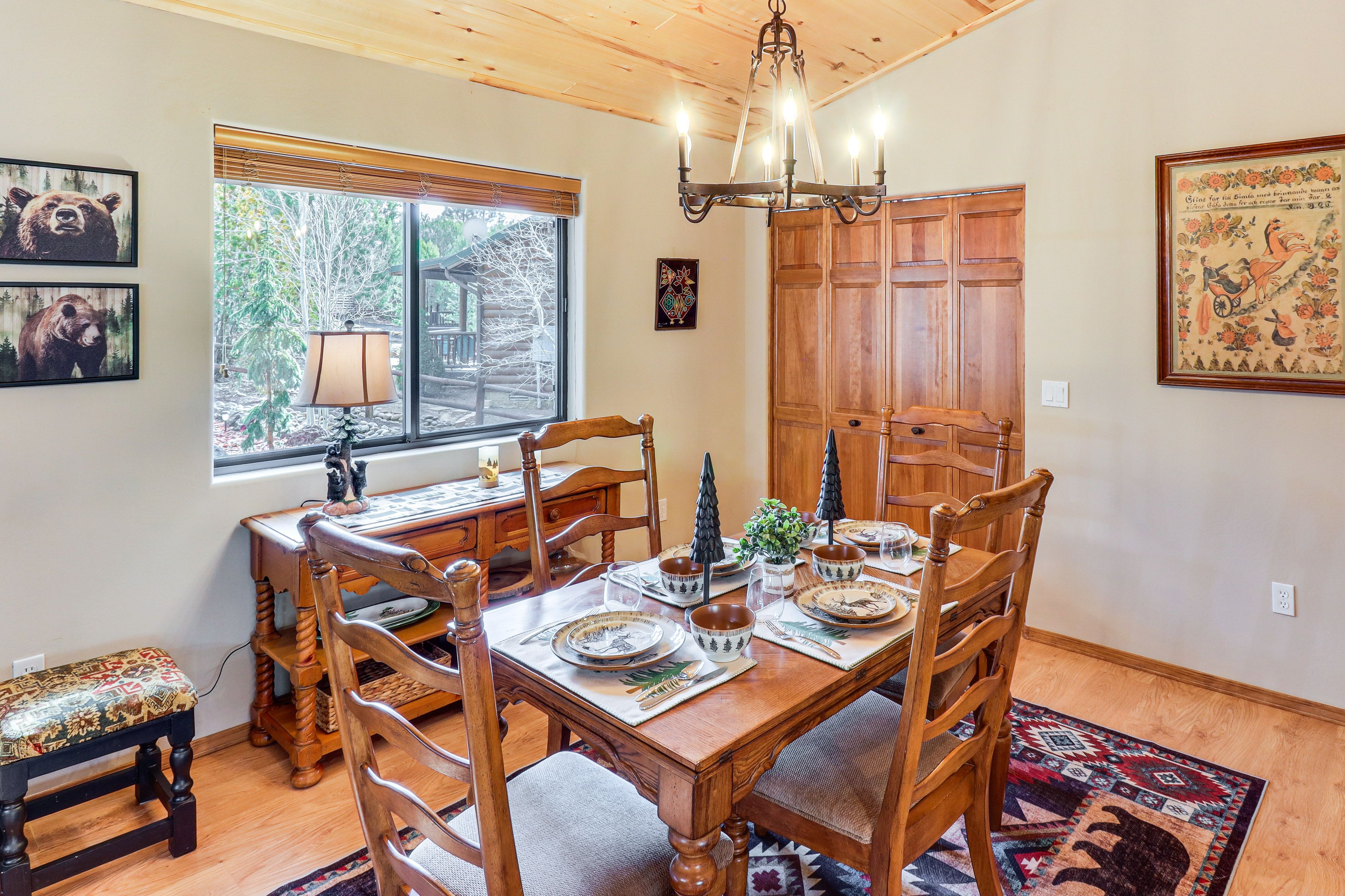Dining Area | Dishware/Flatware Provided