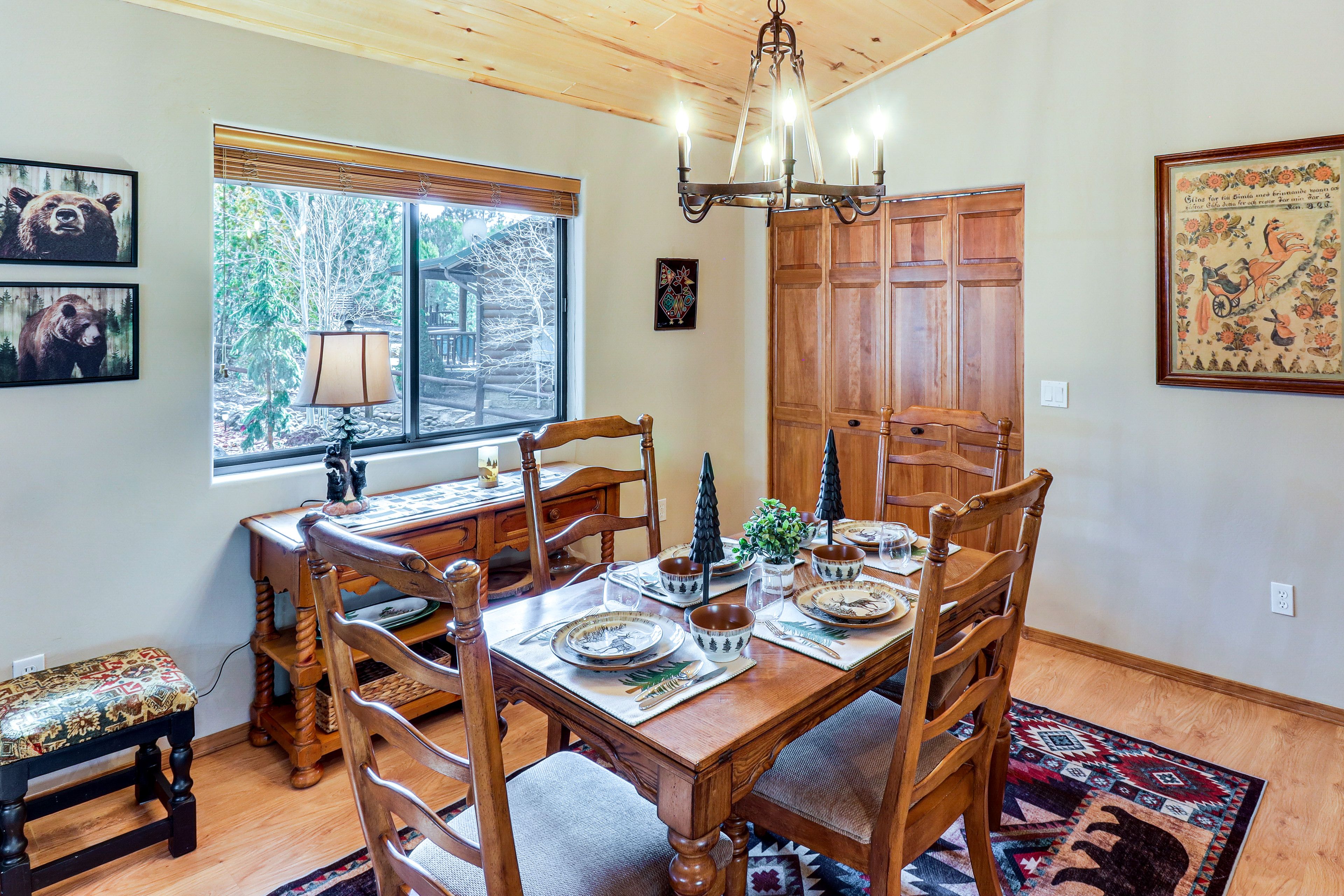 Dining Area | Dishware/Flatware Provided