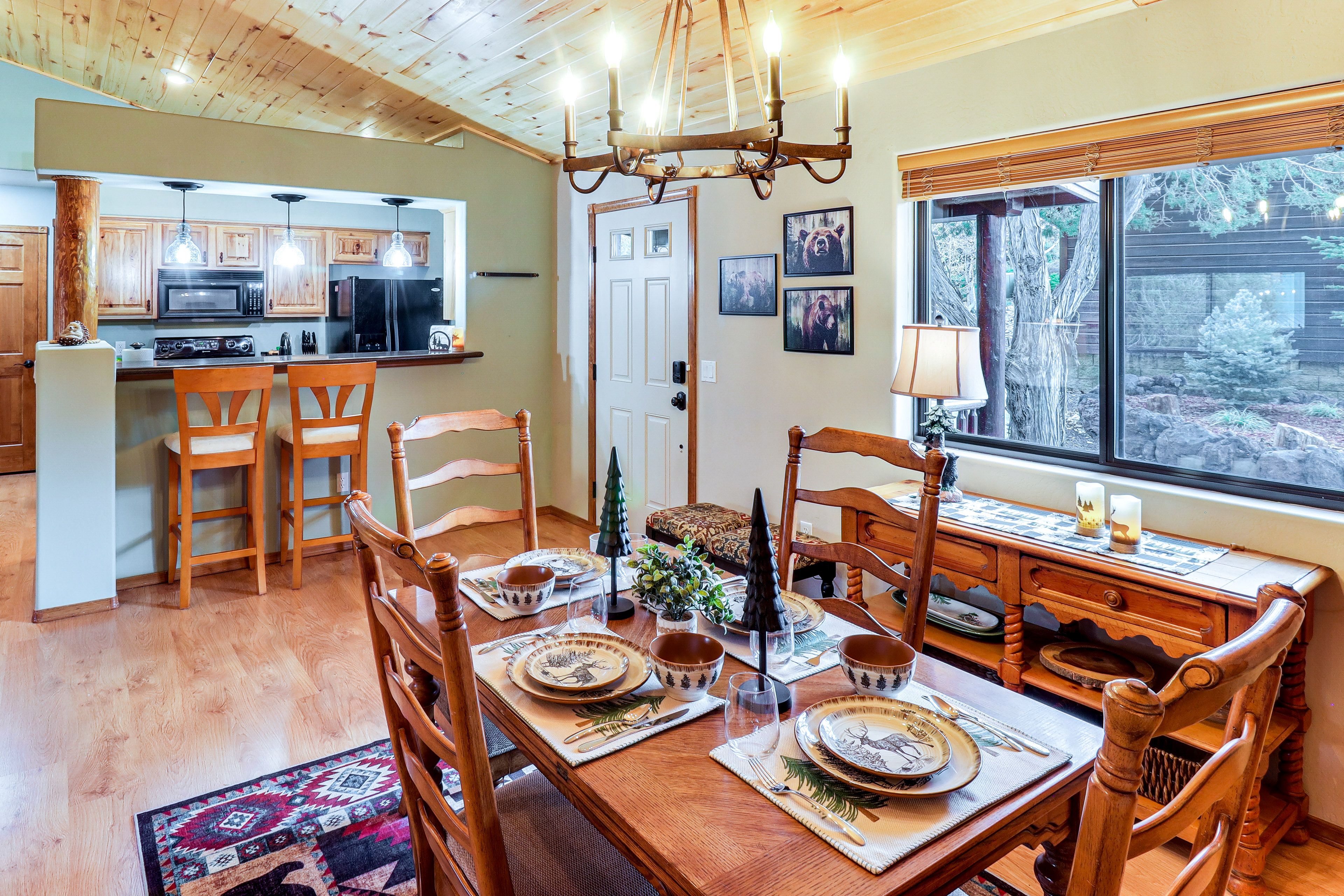 Kitchen | Dining Table | Free WiFi | Central Air Conditioning/Heat