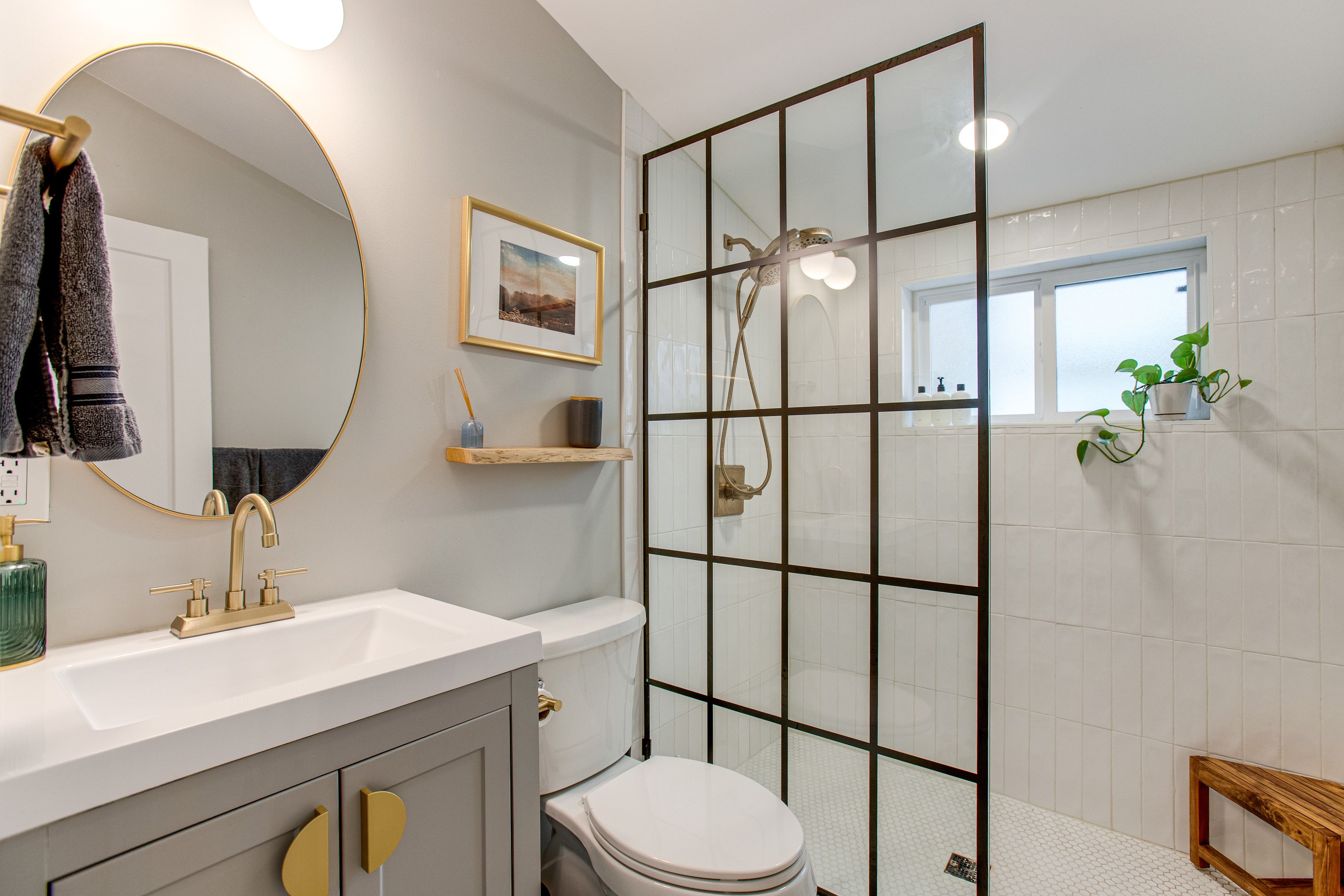 Full Bathroom | Towels Provided