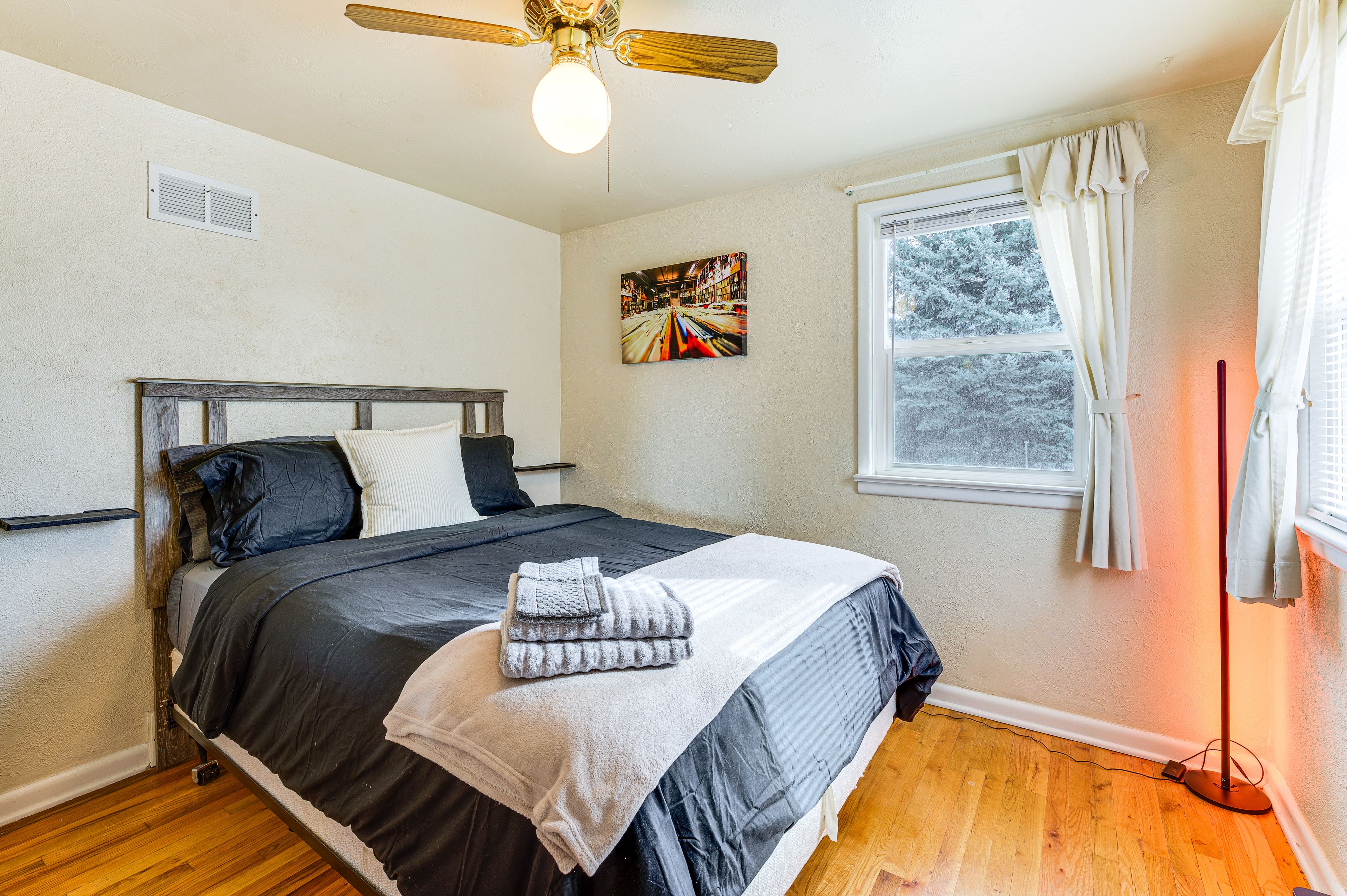 Bedroom 1 | Queen Bed