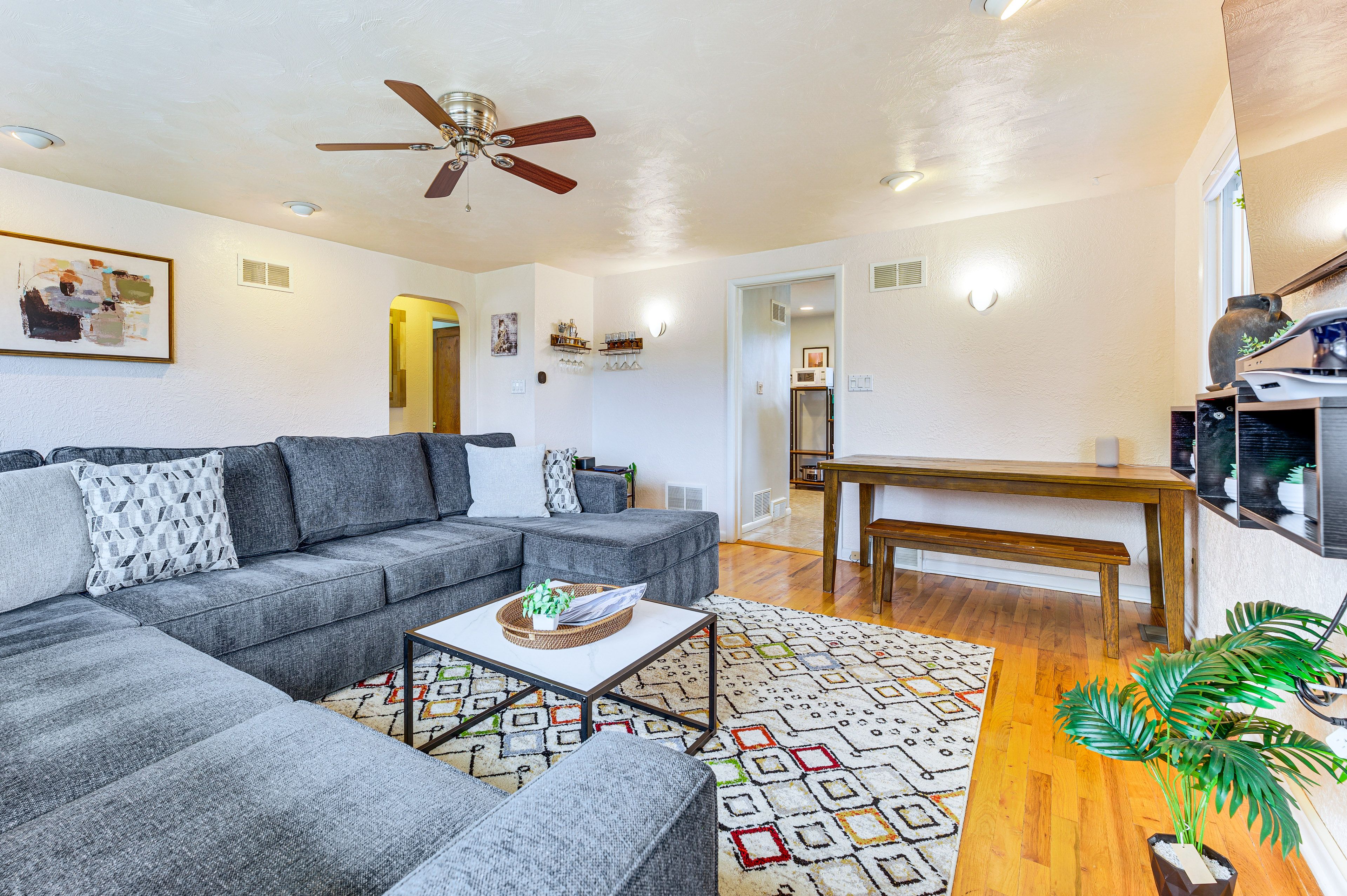 Living Room | Free WiFi | Smart TV | PlayStation 5 | Central Heat & A/C