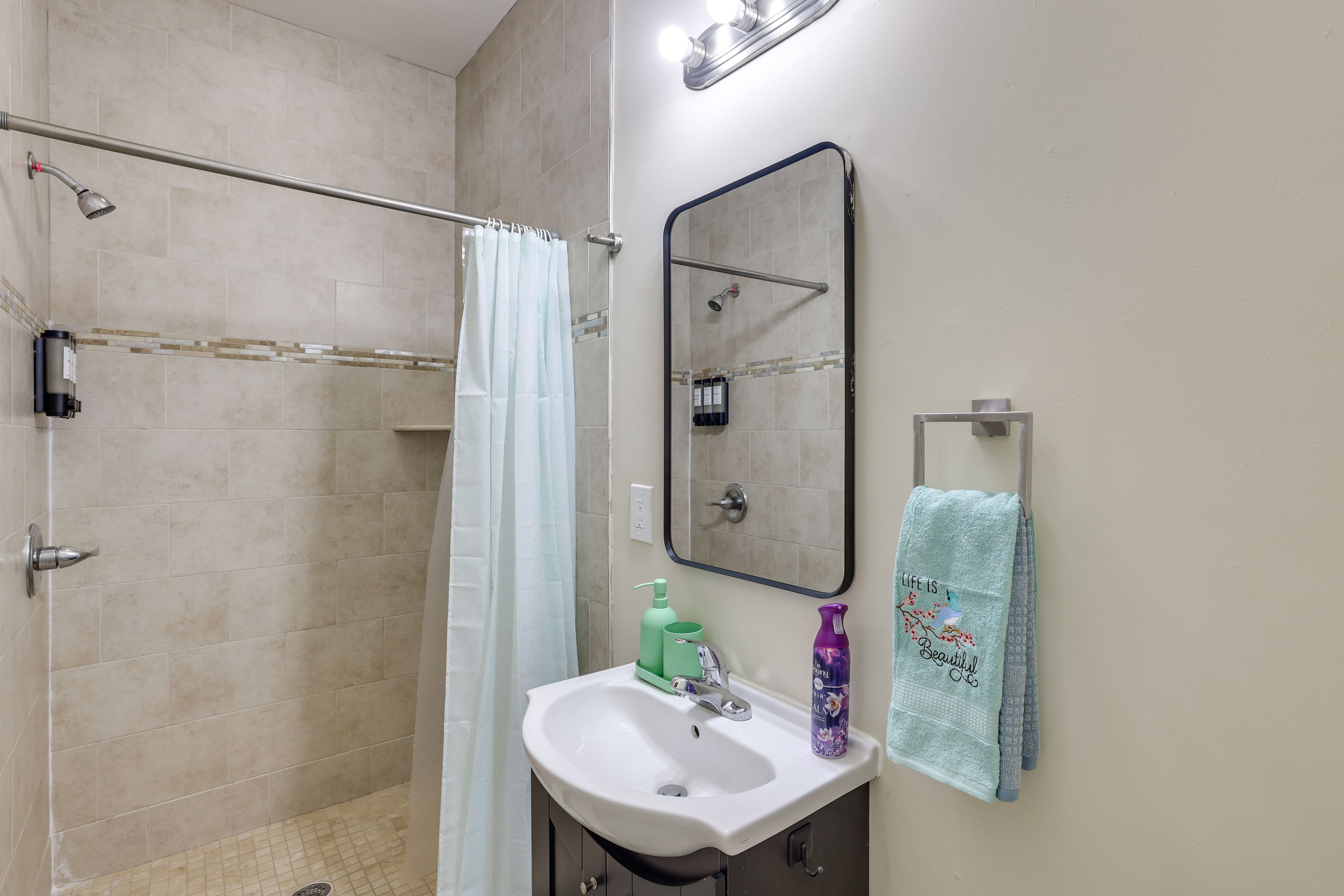 Full Bathroom | Upper Level