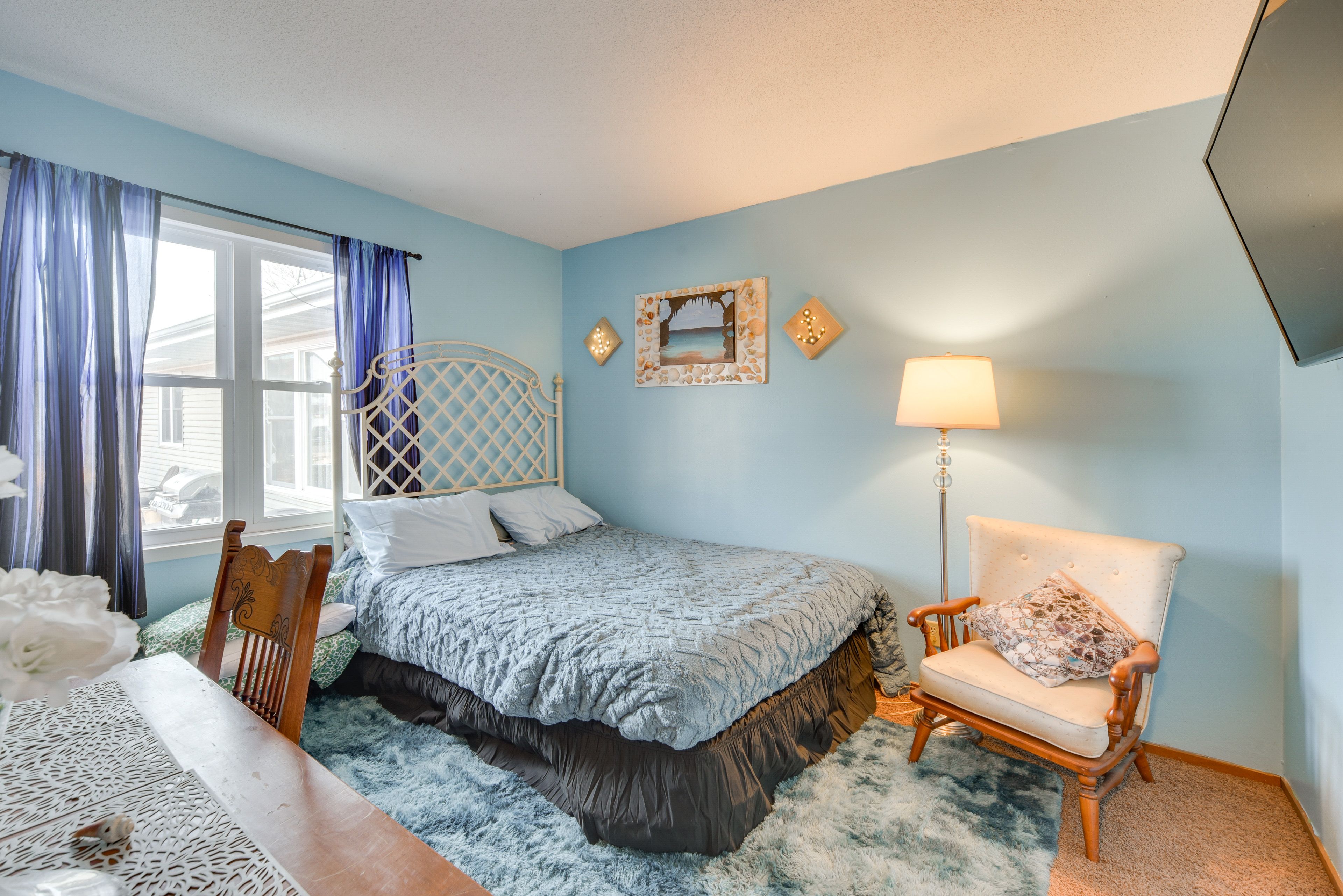 Bedroom 2 | Queen Bed | Smart TV | Main Floor