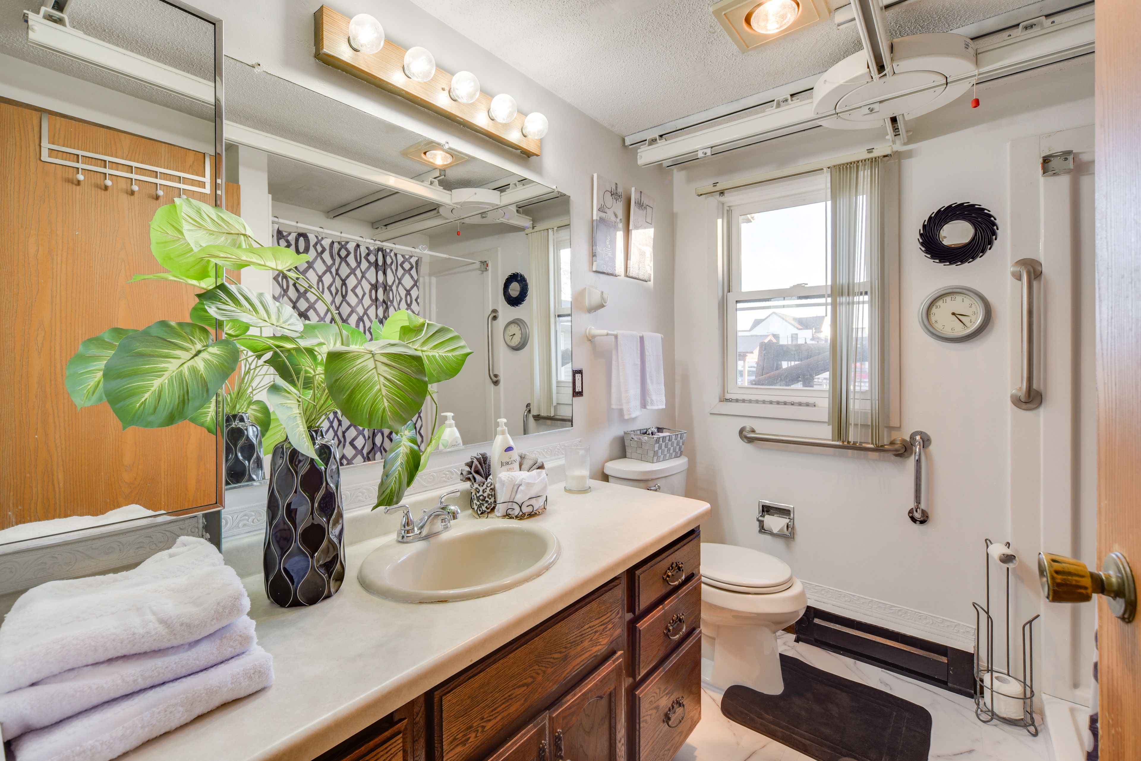 Full Bathroom | Towels Provided