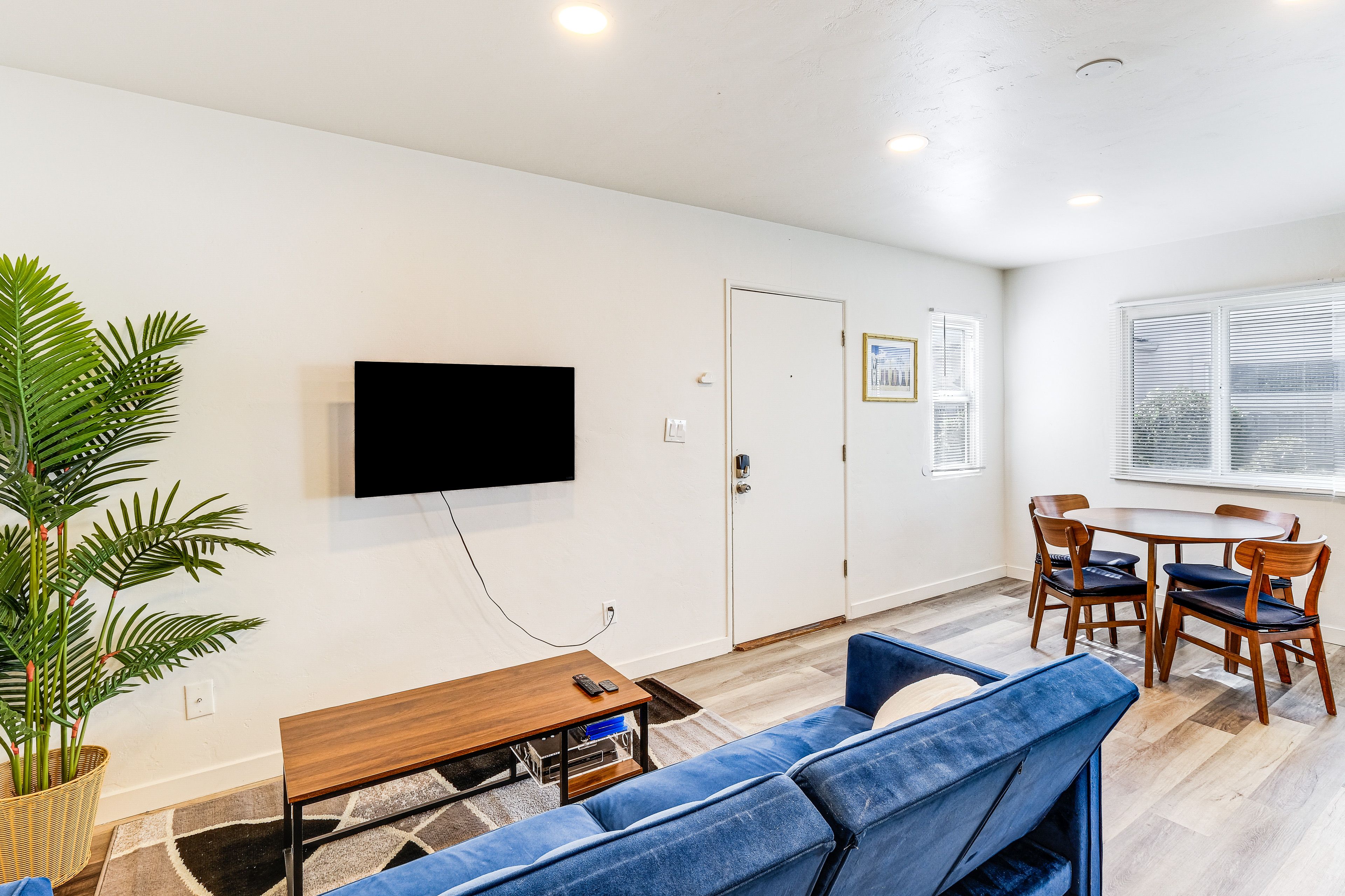 Living Room | Full Futon | Free WiFi | Smart TV