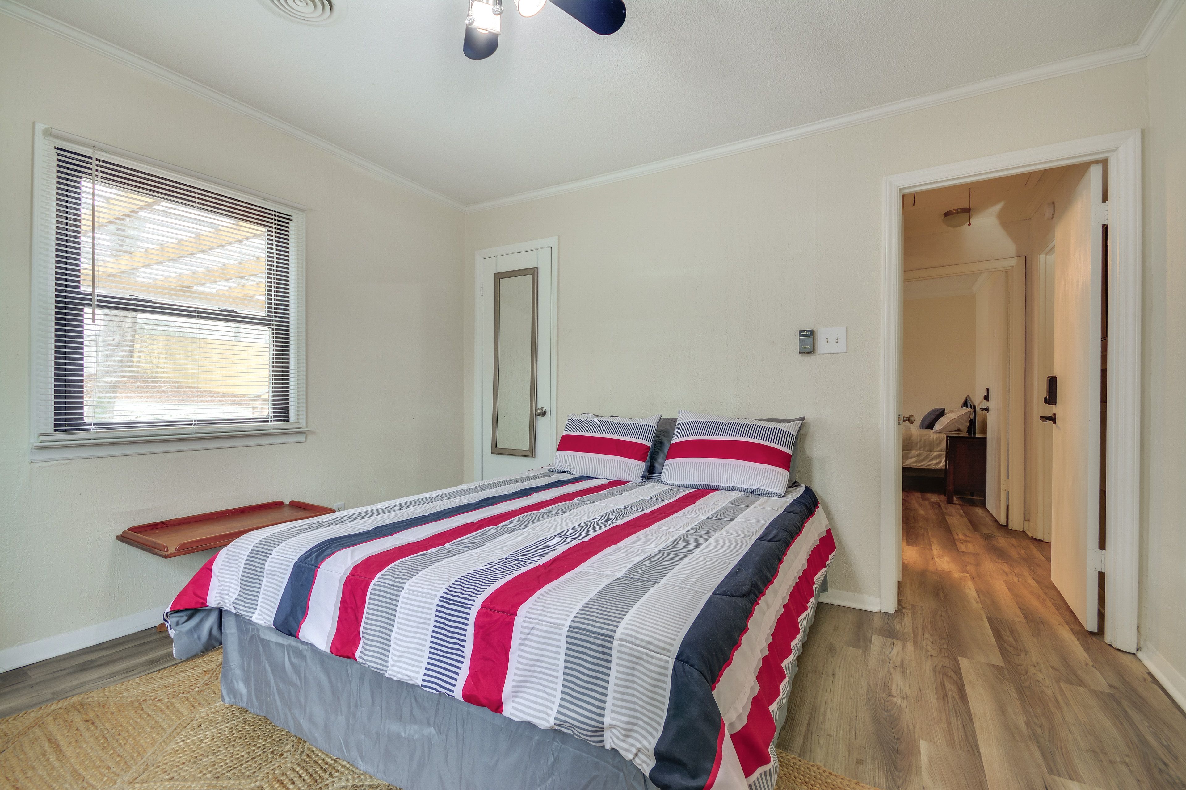 Bedroom 1 | Queen Bed