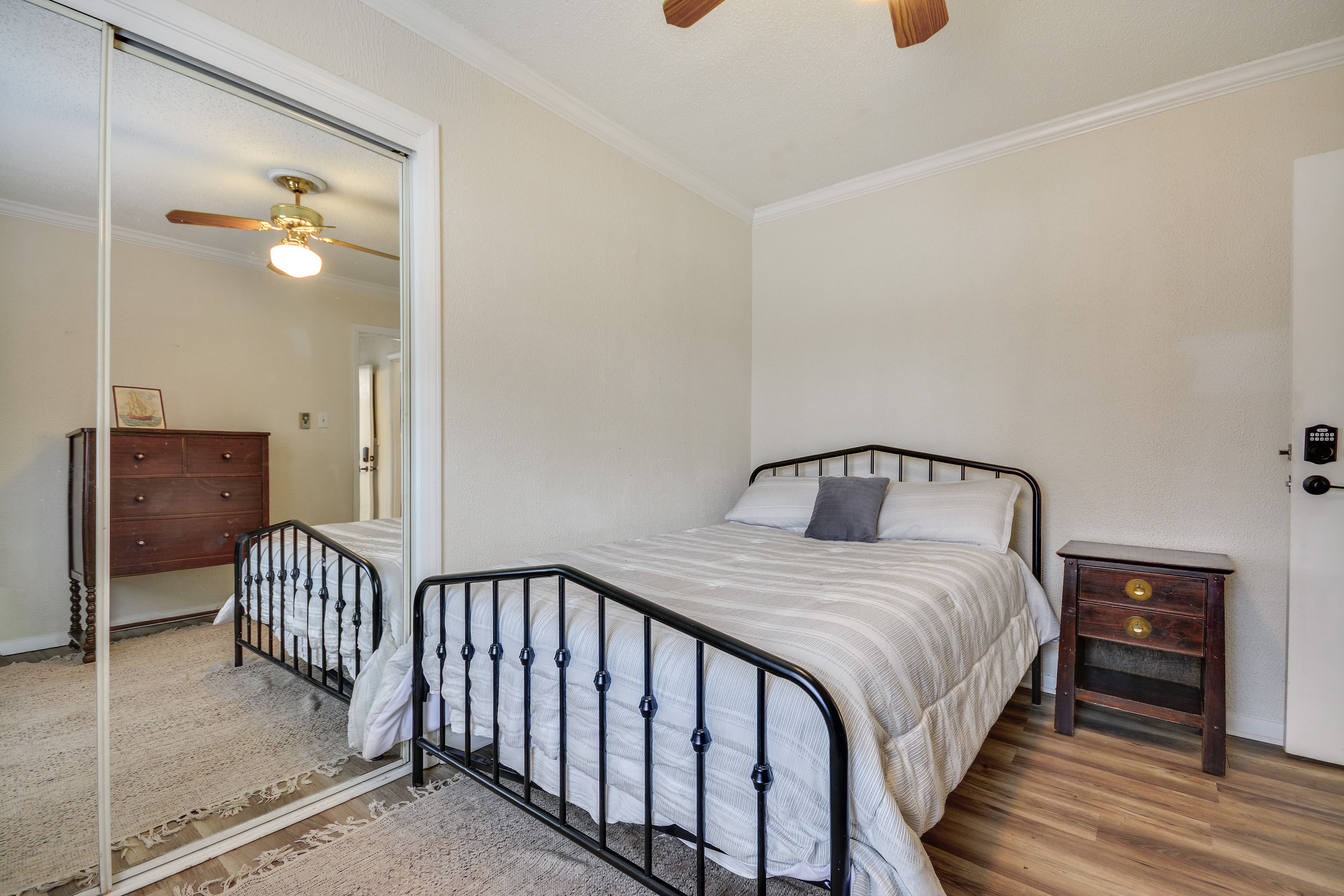 Bedroom 2 | Queen Bed