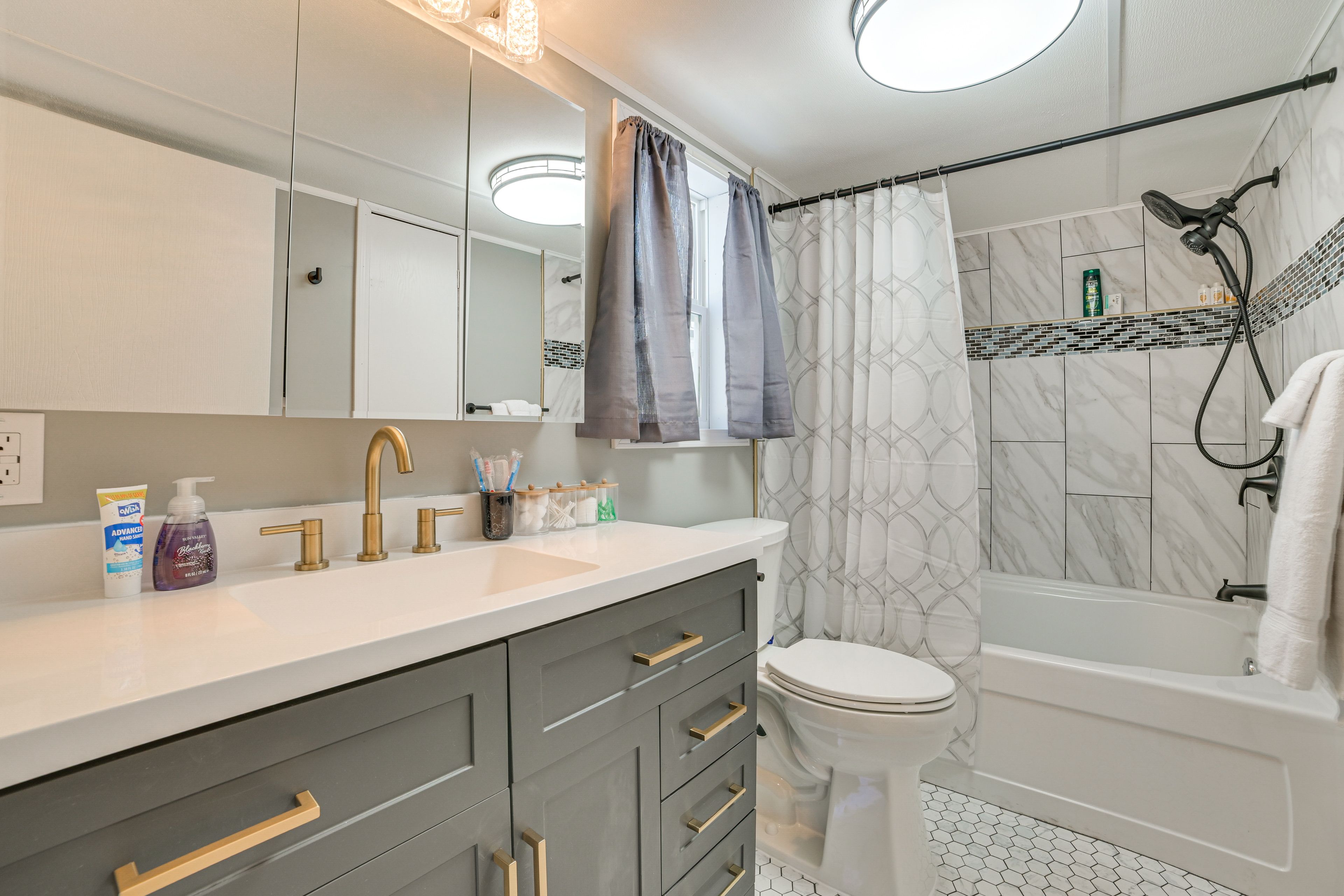Full Bathroom | Complimentary Toiletries | Towels Provided