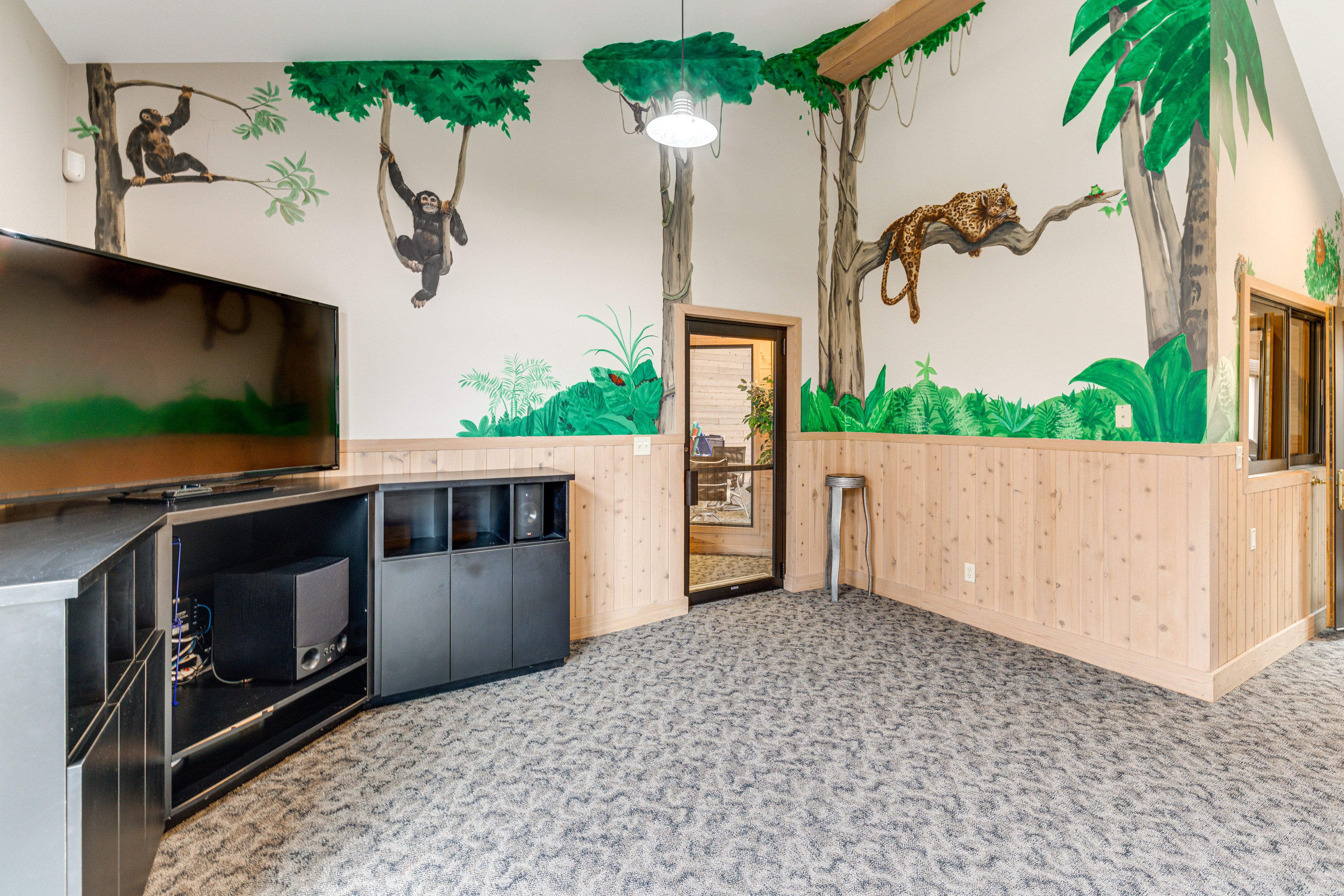 Children's Play Area | Jungle Gym | Smart TV | Main Level