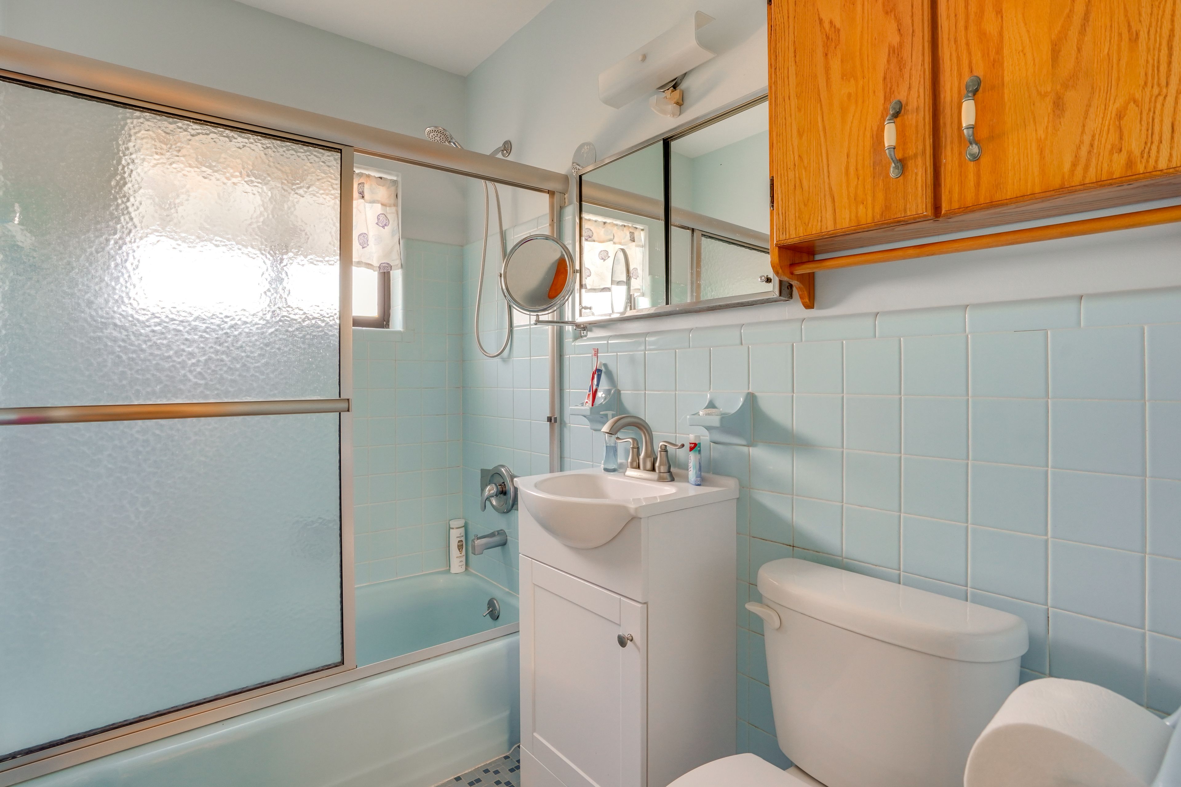 Full Bathroom | Complimentary Toiletries | Towels Provided