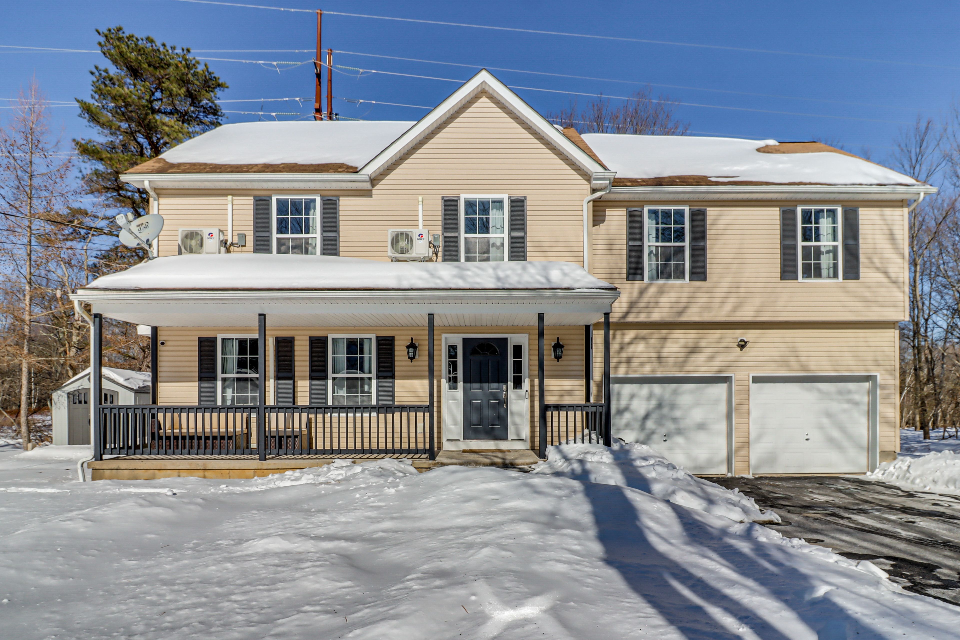 Property Exterior | Driveway (7 Vehicles)